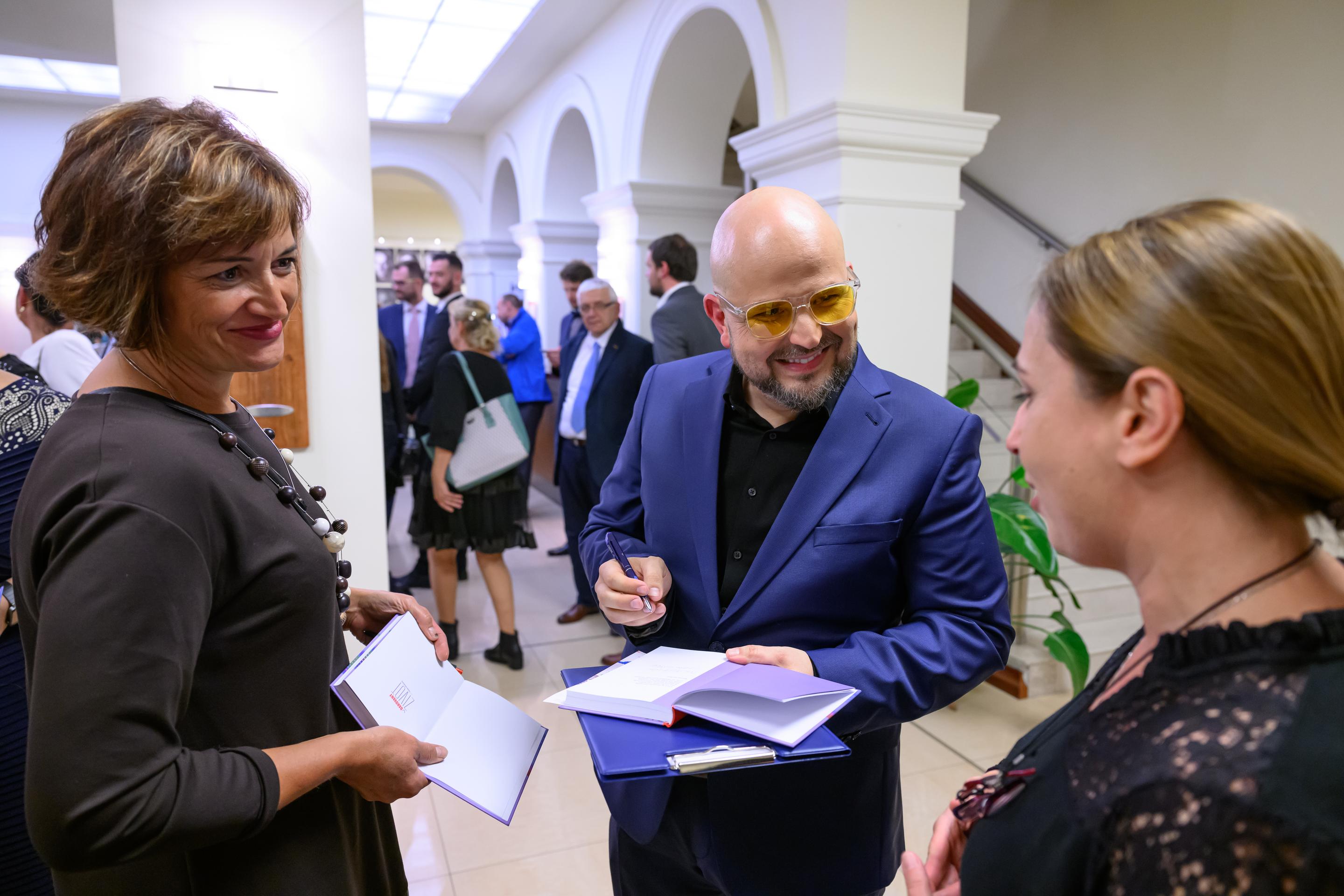 Marian Lechan na krste svojej knihy.