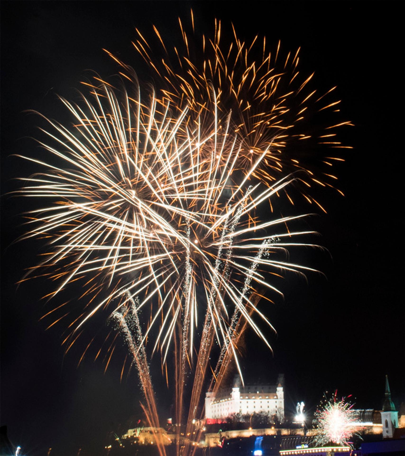 Pohľad na ohňostroj počas novoročných osláv v Bratislave.