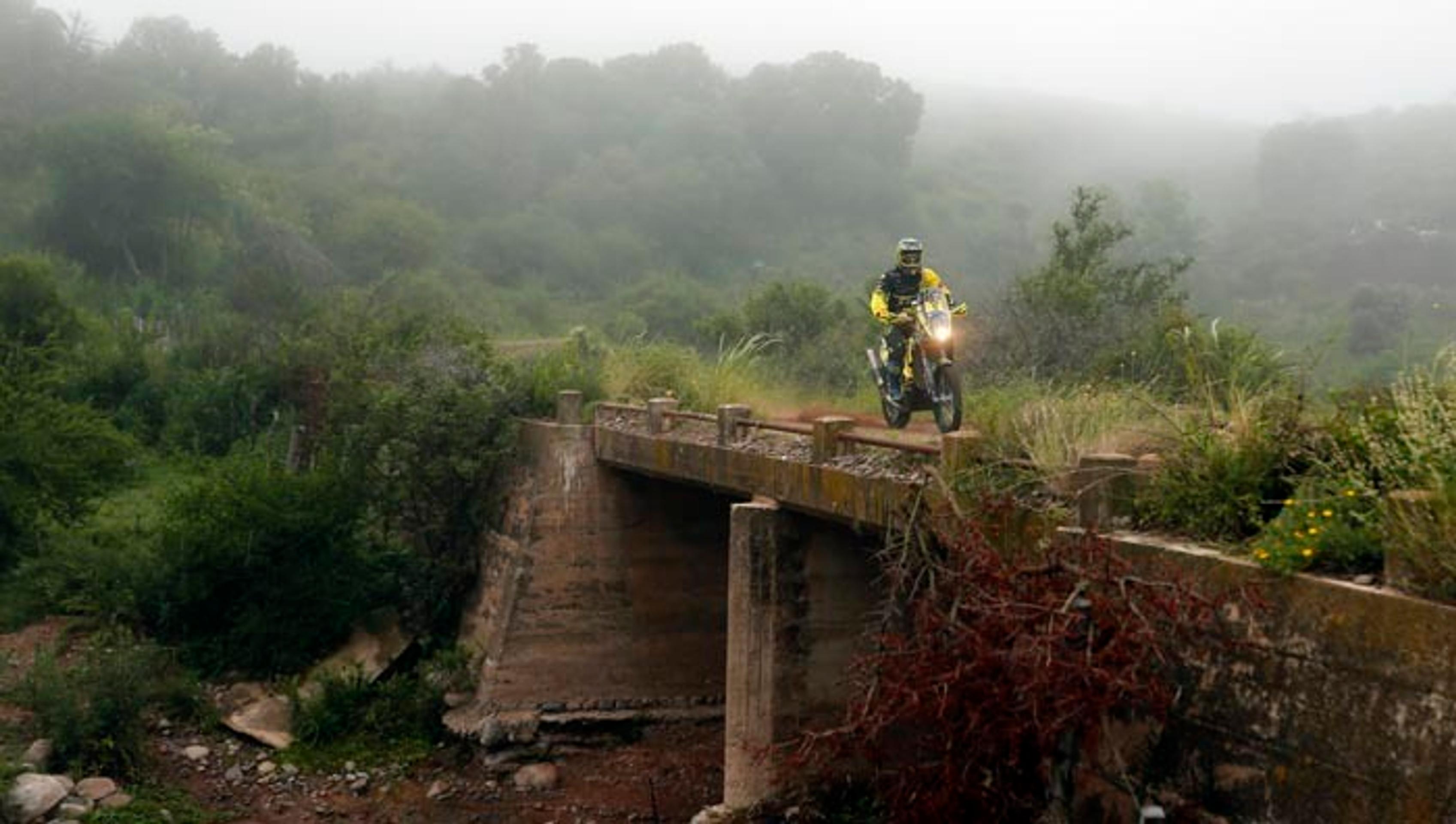 Slovenský motocyklista Štefan Svitko na KTM počas 2. etapy Rely Dakar.