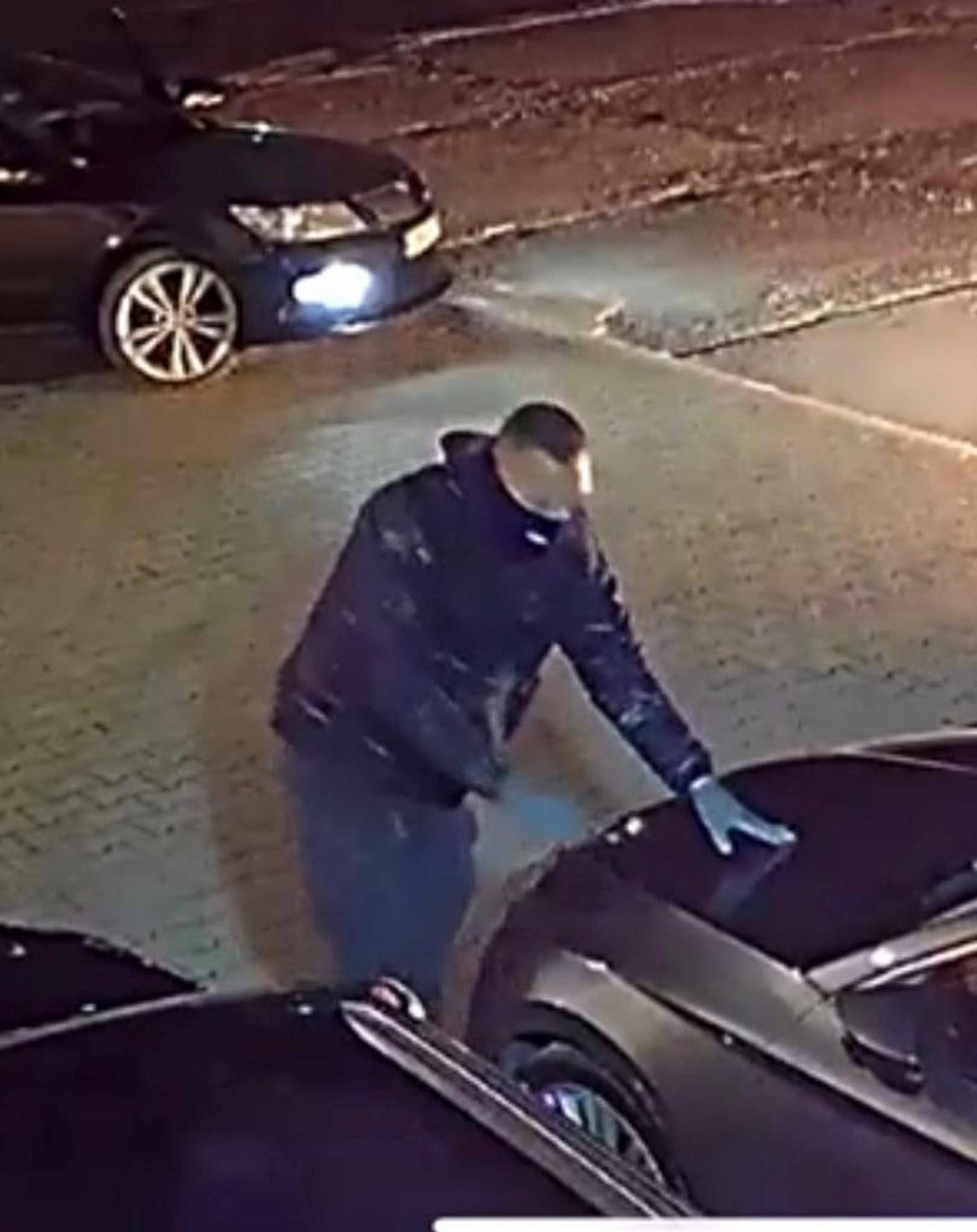 Muži podpálili päť áut.