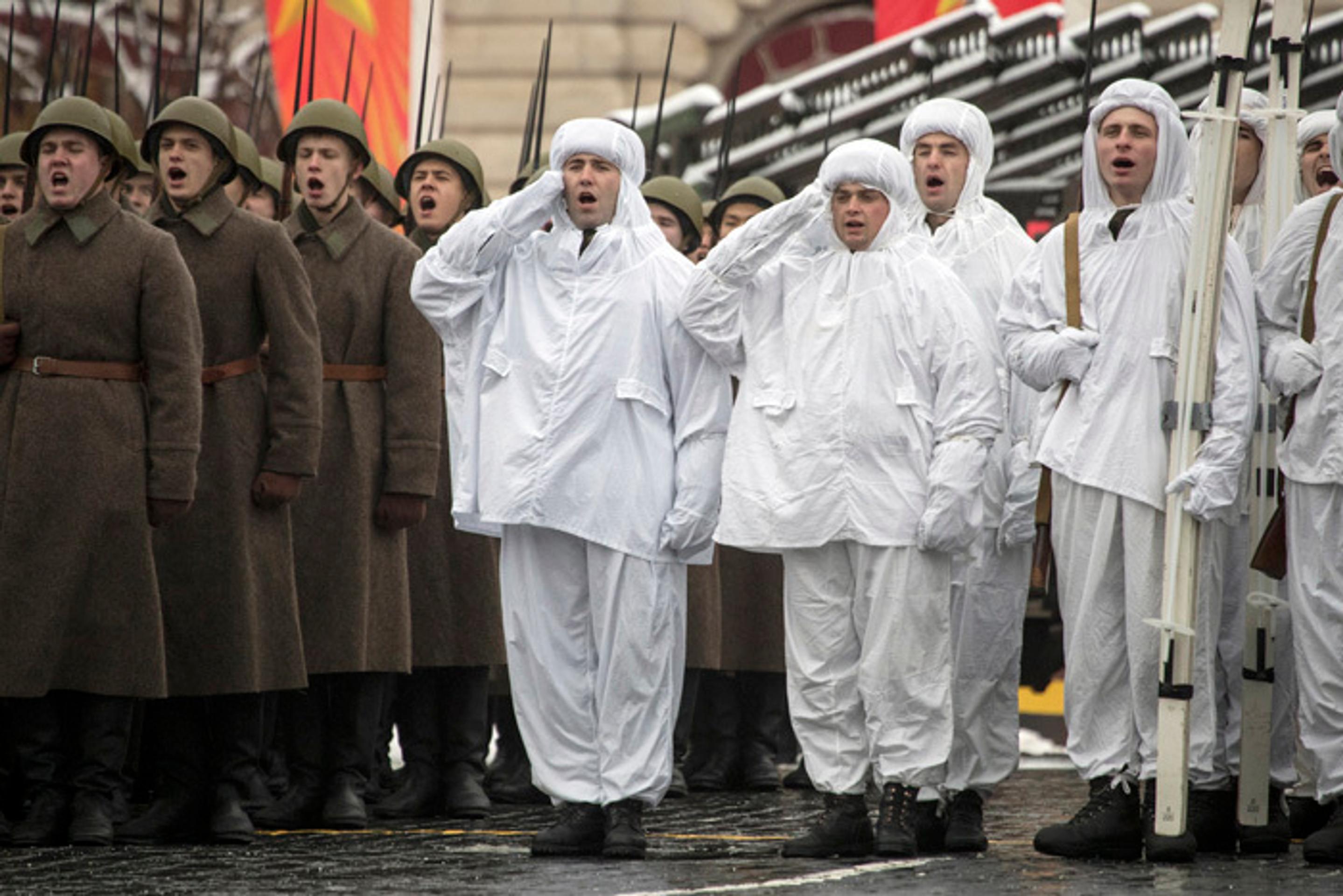 Príslušníci ruskej armády odetí v uniforme sovietskej Červenej armády z II. svetovej vojny kričia "Hurá" na prehliadke v Moskve.