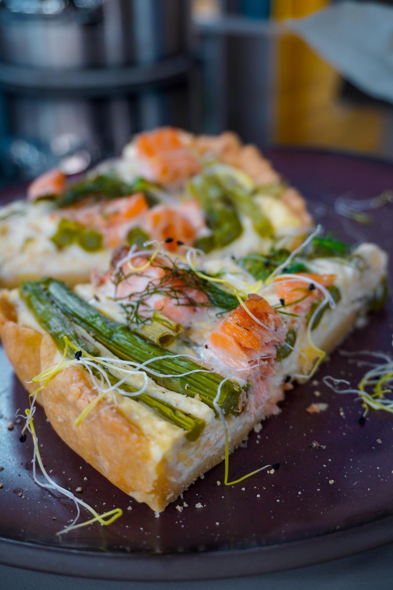 Špargľový koláč s lososom