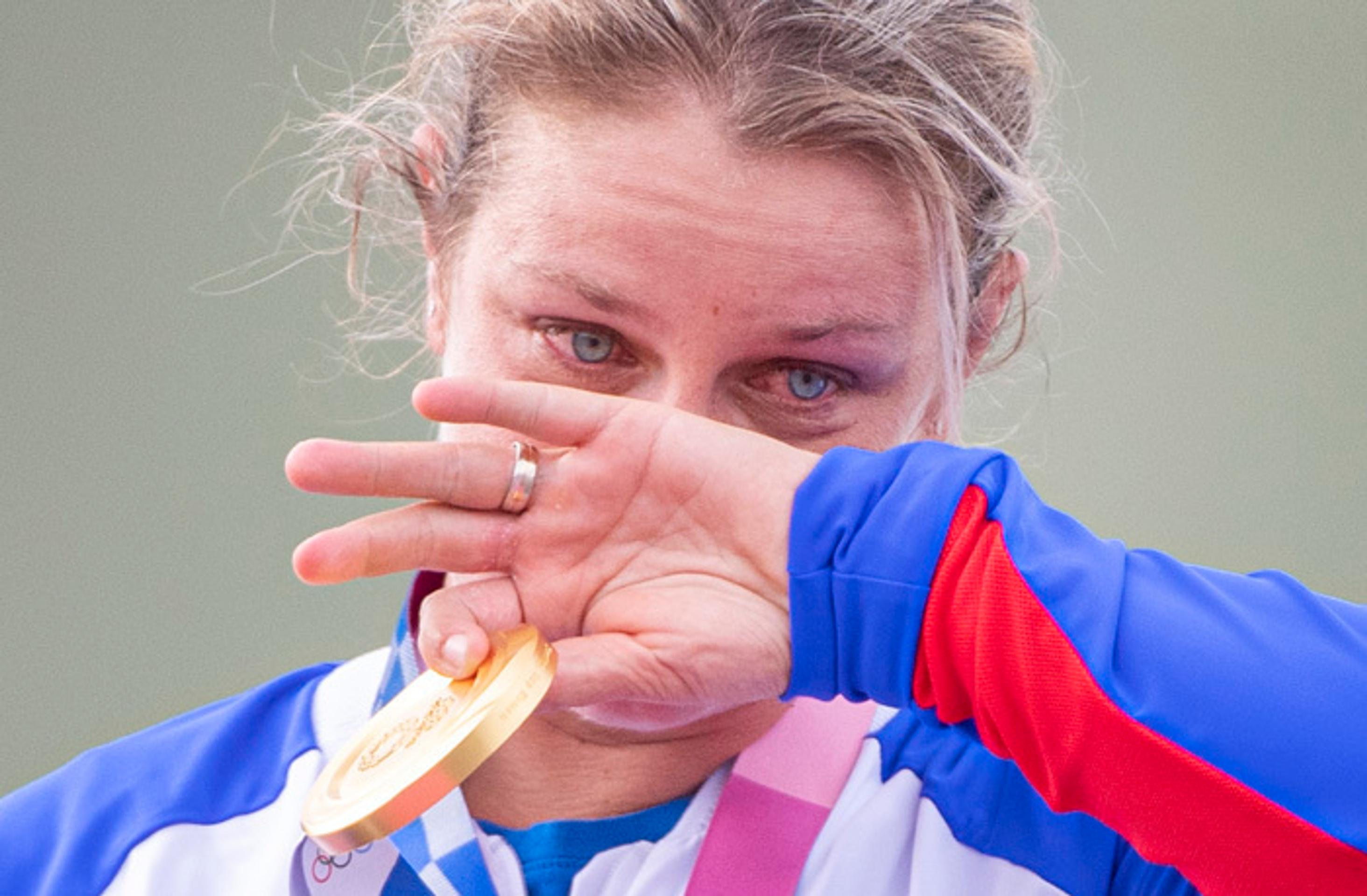 Zuzana Rehák Štefečeková na pódiu zo zisku zlatej medaily po triumfe vo finále trapu.