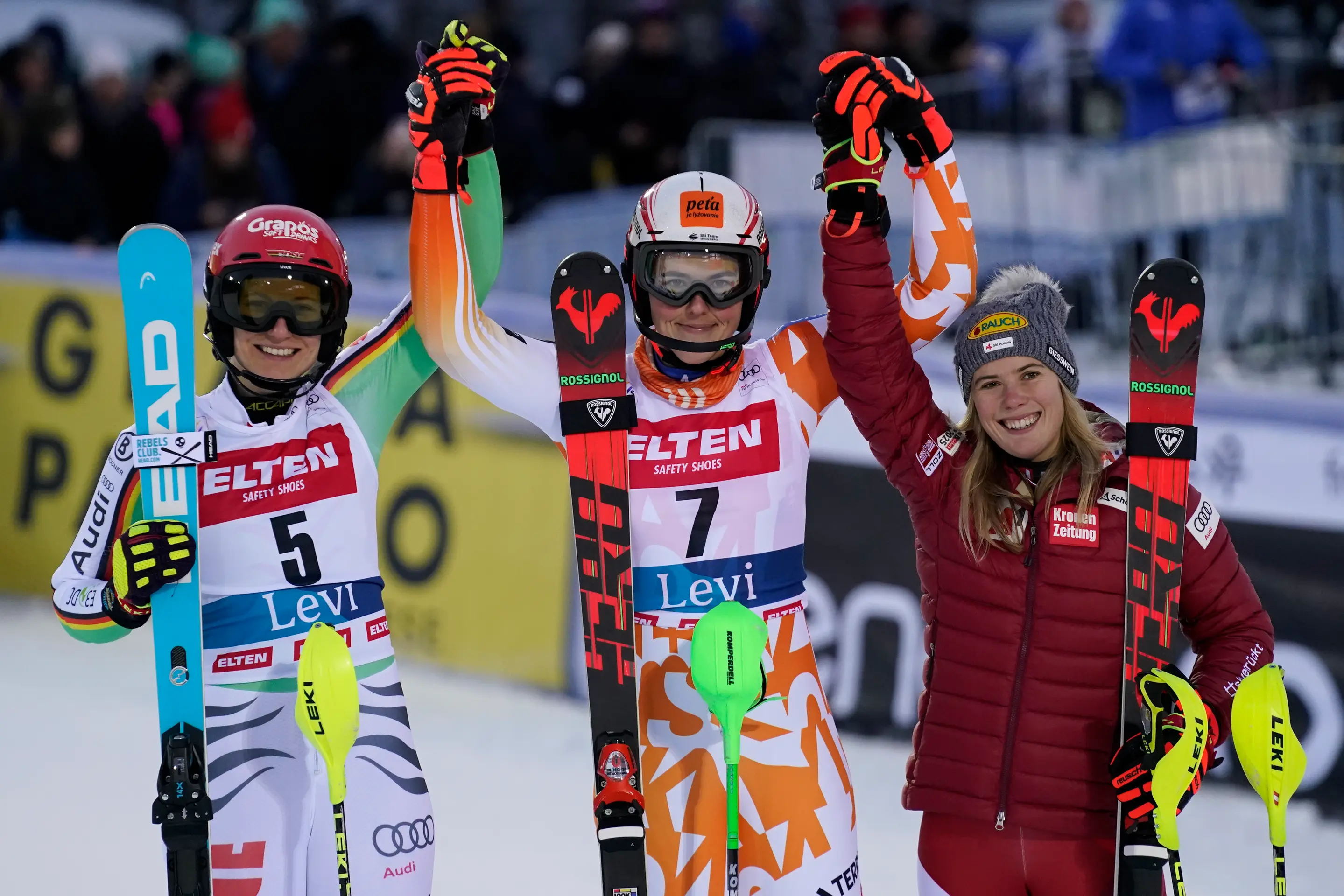  Petra Vlhová oslavuje na stupni víťaziek triumf v slalome žien Svetového pohára v alpskom lyžovaní žien v Levi.