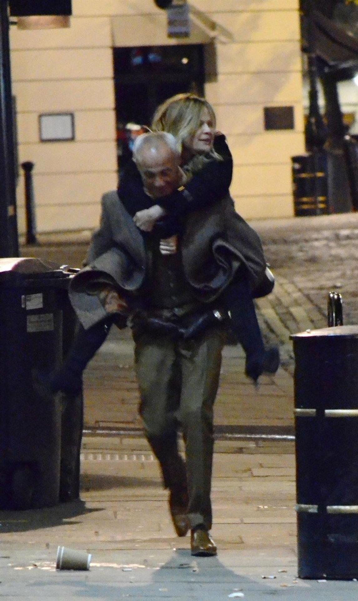 Andrew Ridgeley s neznámou blondínou. 