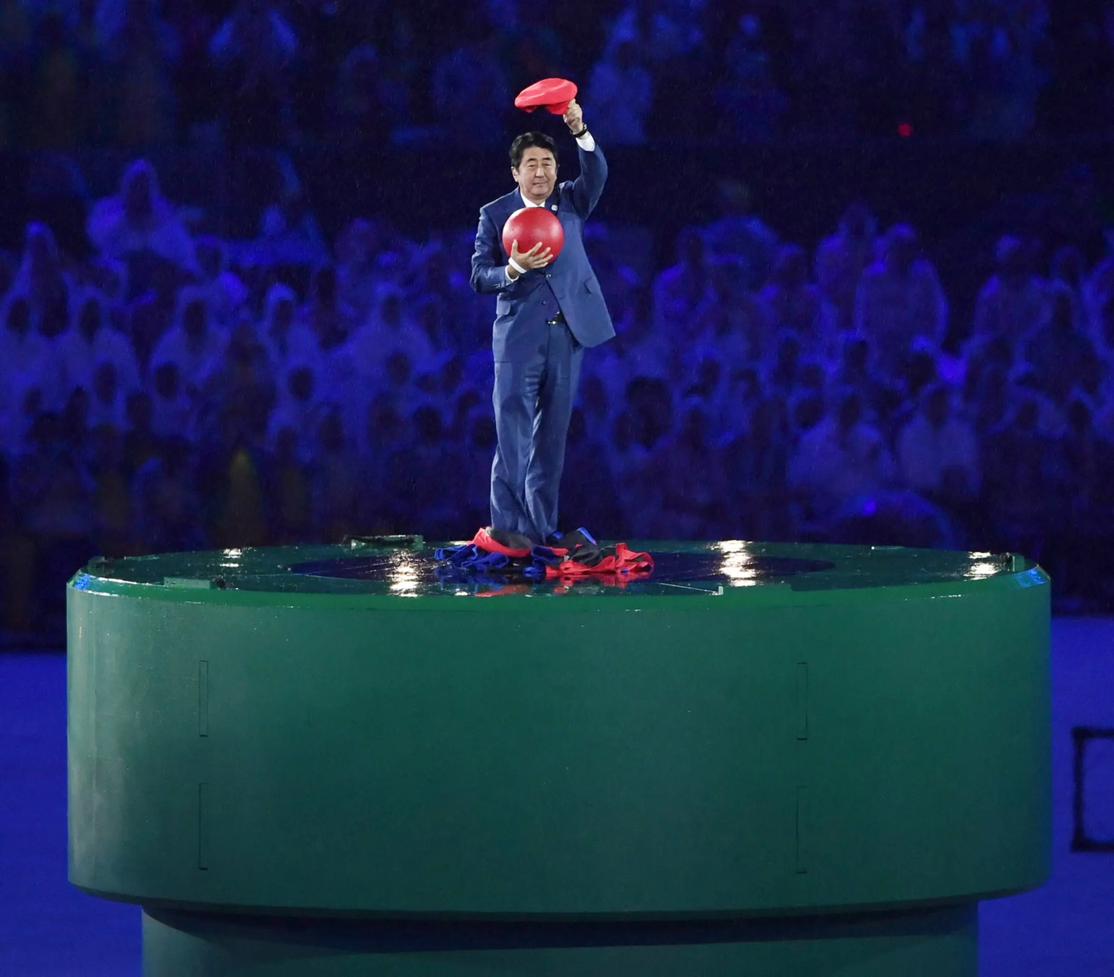 Japonský premiér Šinzo Abe  prevzal symbolickú štafetu počas záverečného ceremoniálu LOH v Riu.