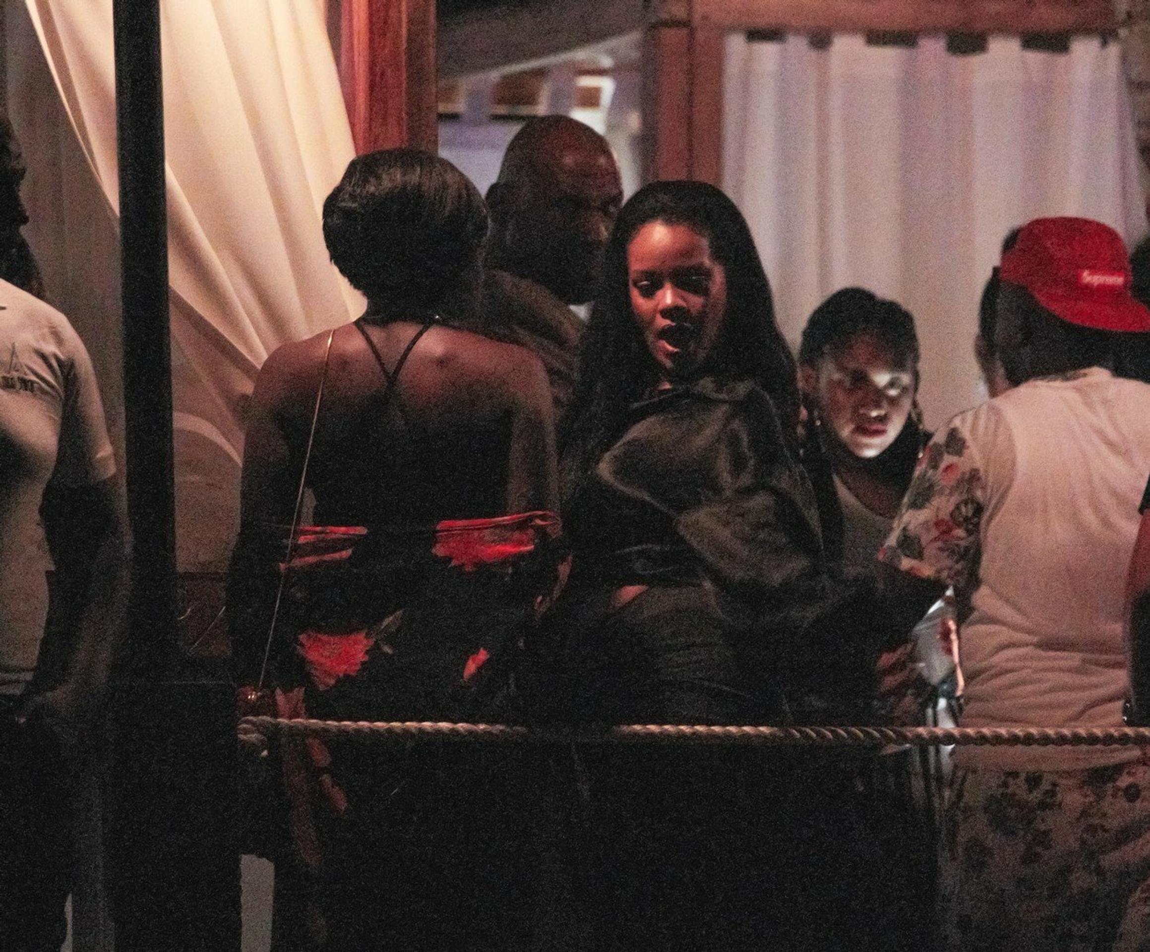 Rihhana si užila párty tak, ako sa patrí. 