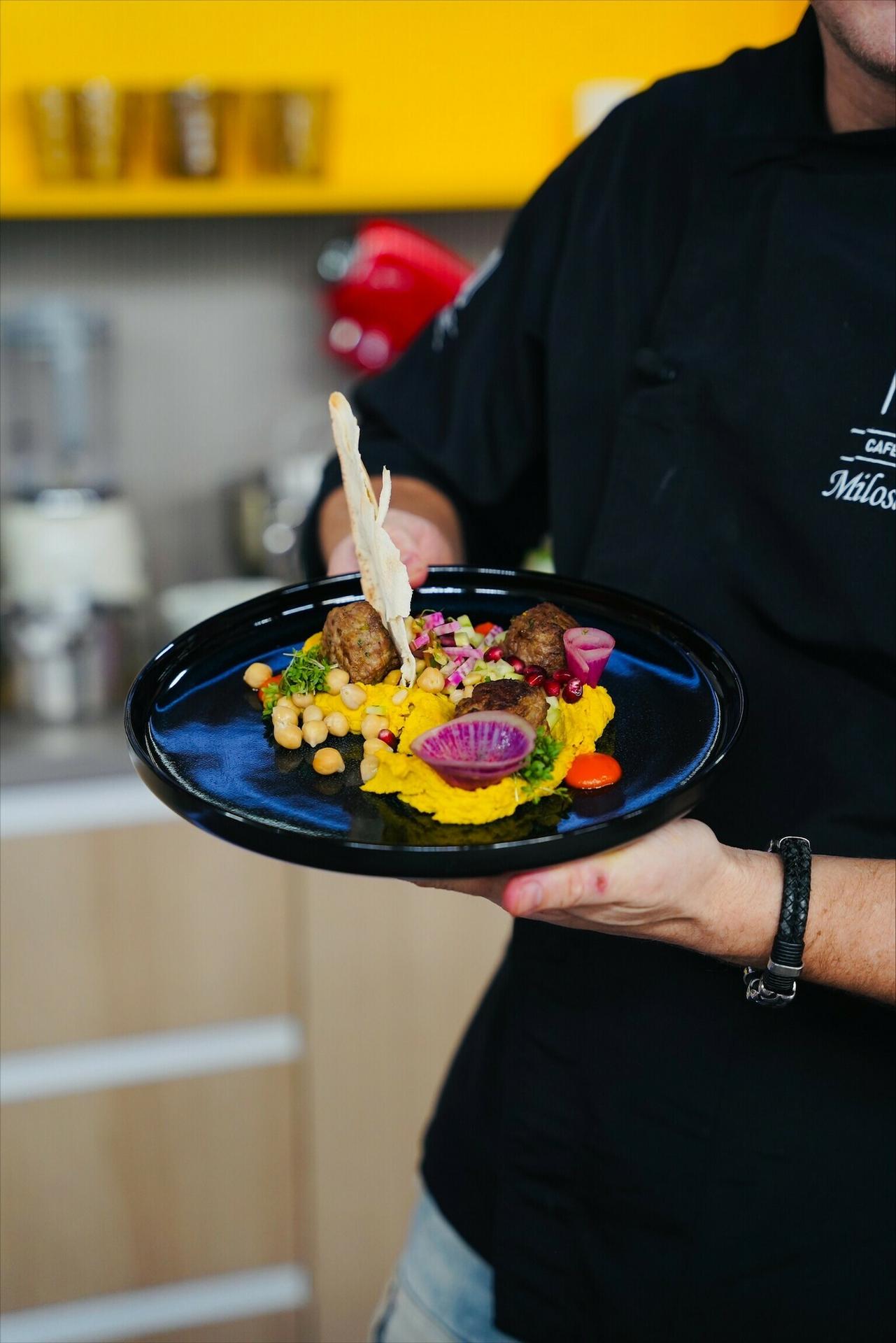 Uhorkovo oriešková salsa s teľacím mäsom