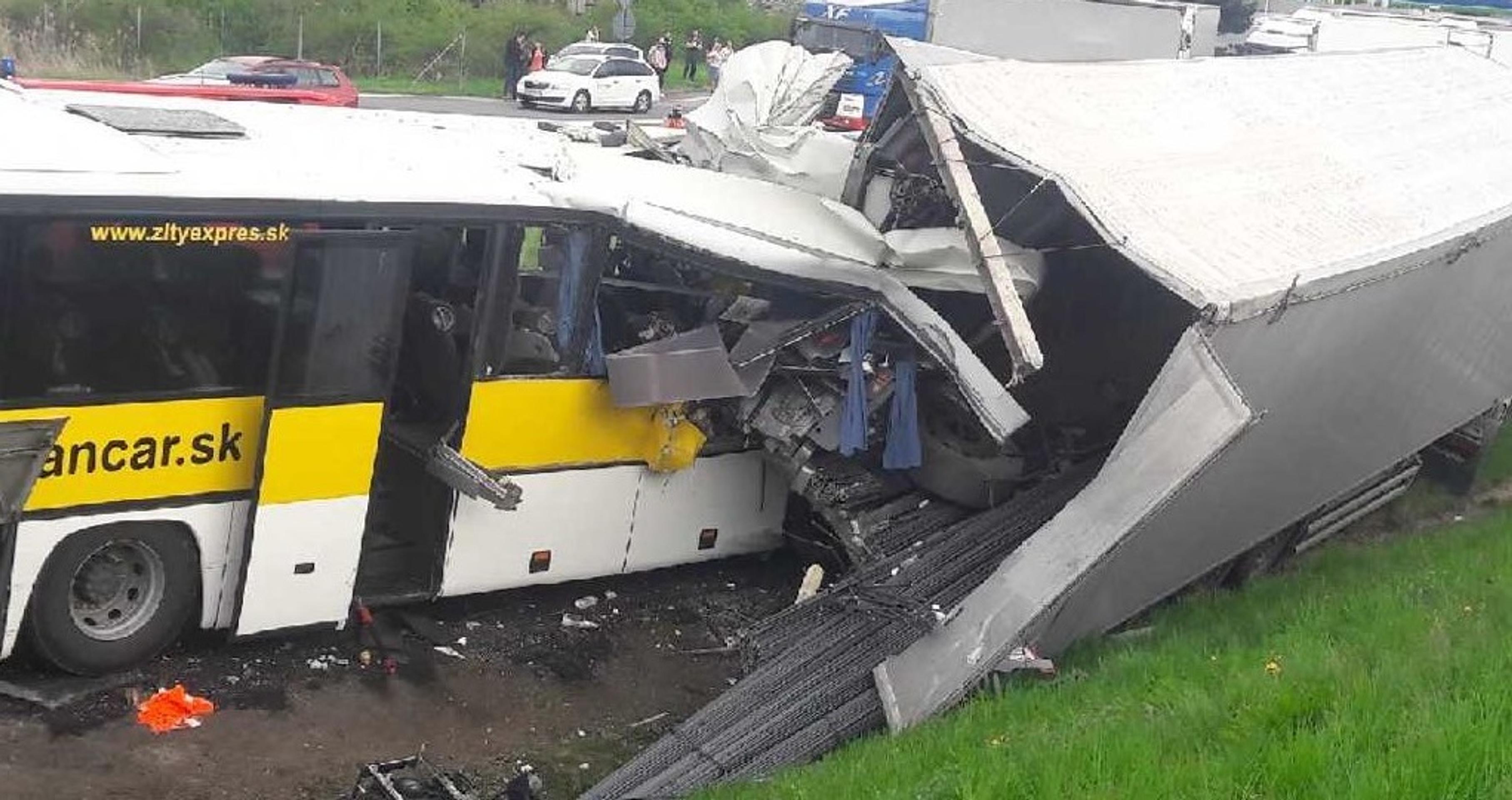 Nehoda autobusu a kamióna na R1