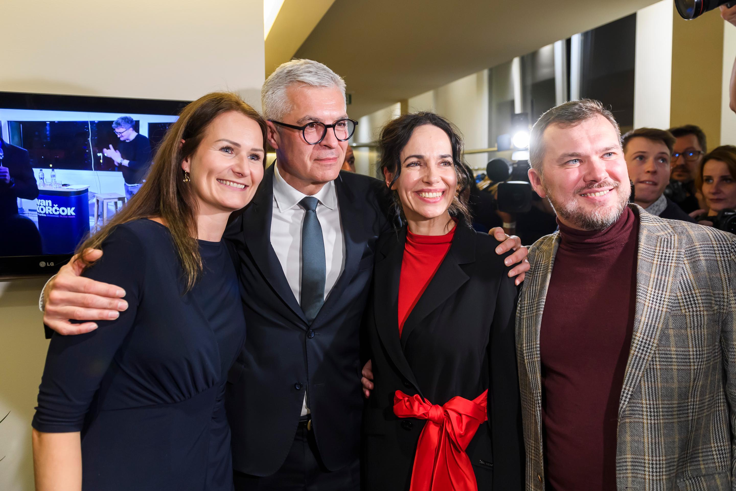 Ivan Korčok, podpredseda hnutia KDH Viliam Karas (vpravo), členka predsedníctva KDH a predsedníčka poslaneckého klubu KDH Martina Holečková (vľavo) a europoslankyňa za KDH Miriam Lexmann (druhá sprava) pózujú vo volebnej centrále.