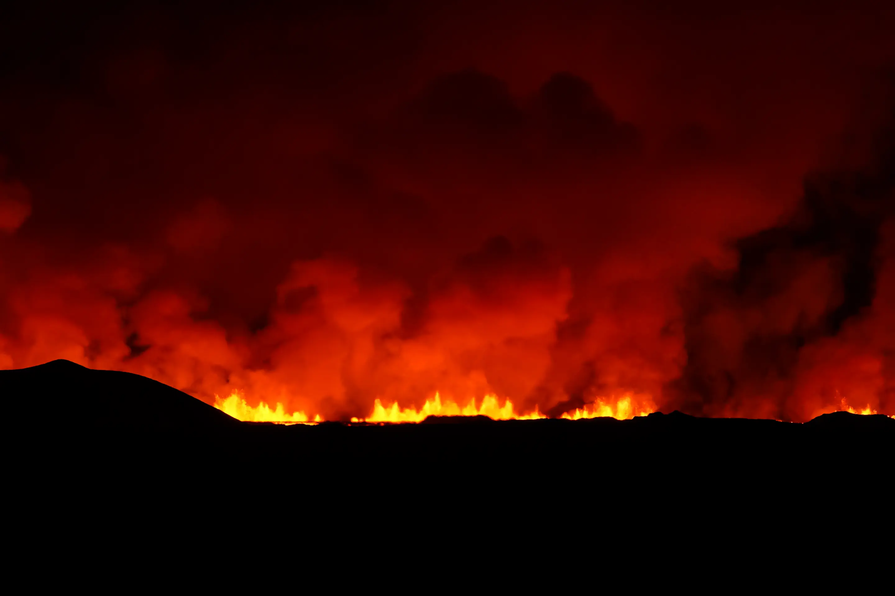 Dym stúpa po erupcii sopky, ku ktorej došlo severne od prístavného mesta Grindavík na polostrove Reykjanes