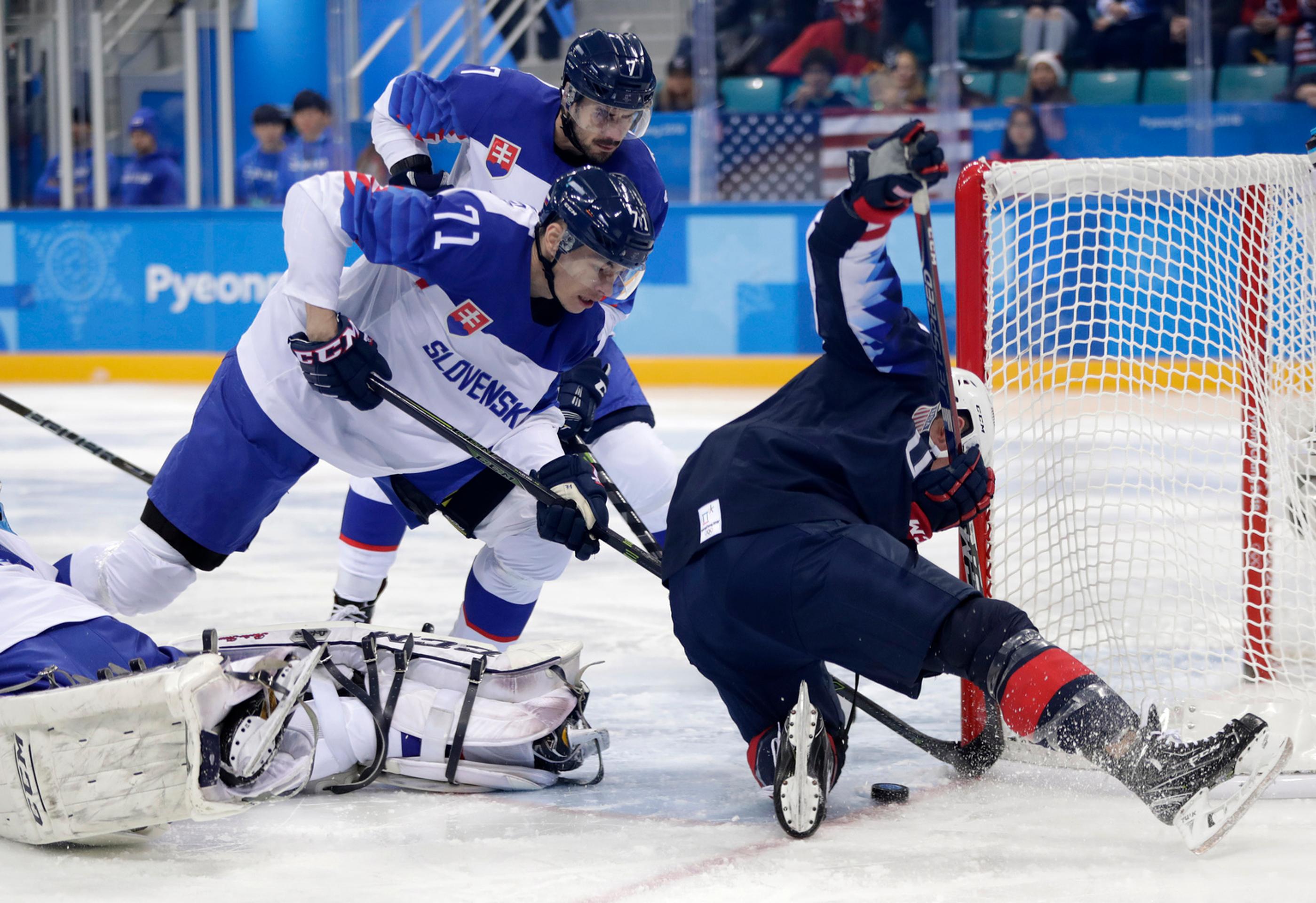 Marek Ďaloga (vľavo) v súboji s Američanom Brocom Littlom v osemfinále ZOH 2018.