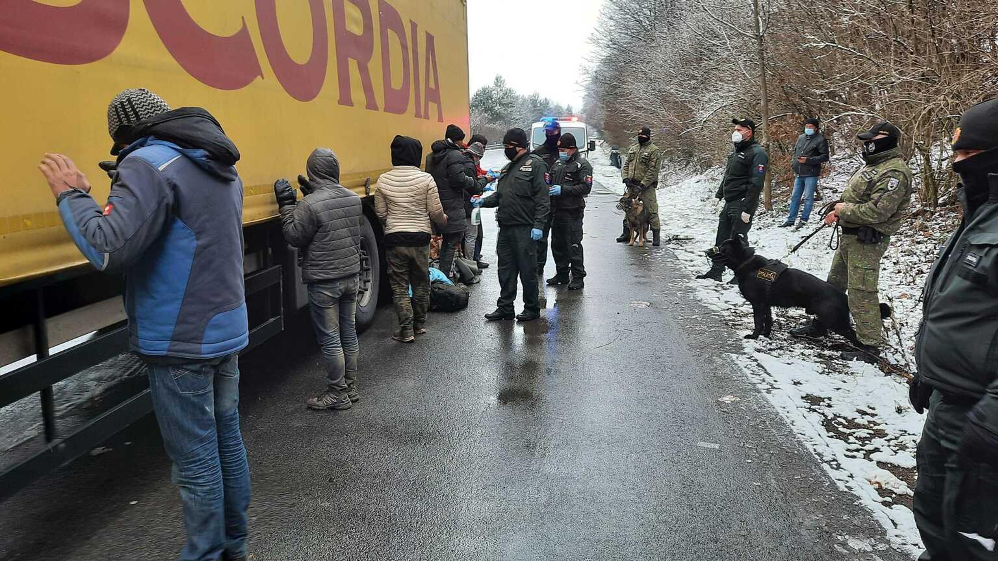Imigrantov už rieši polícia.