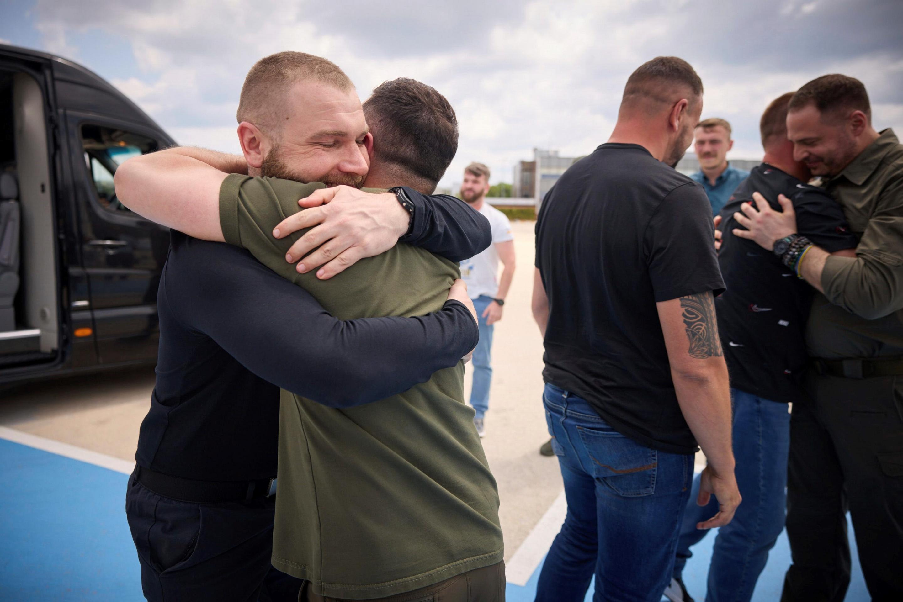 Hrdinovia z Azovstalu idú domov.