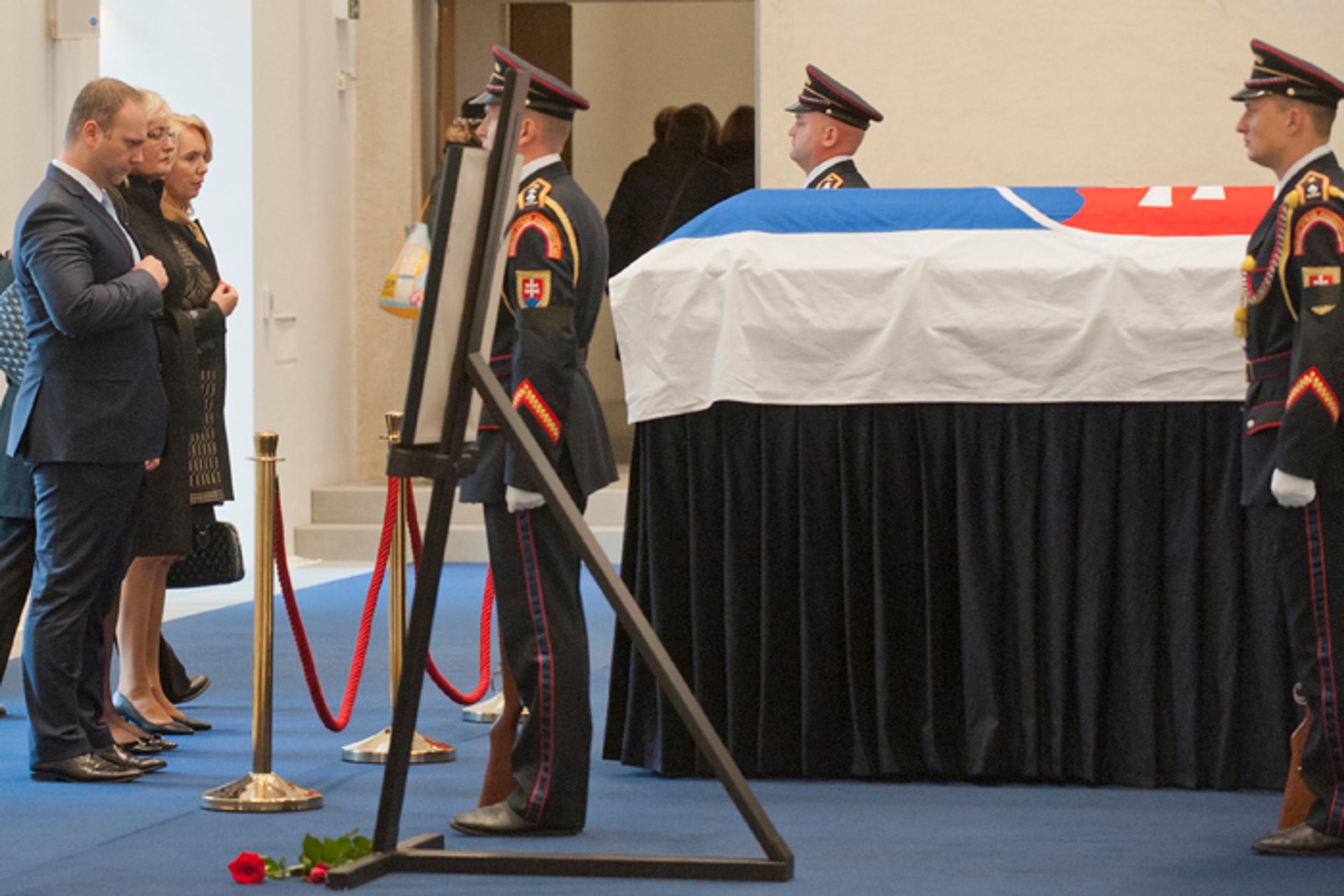 Verejnosť sa lúči s exprezidentom Michalom Kováčom v Rytierskej sále Bratislavského hradu.
