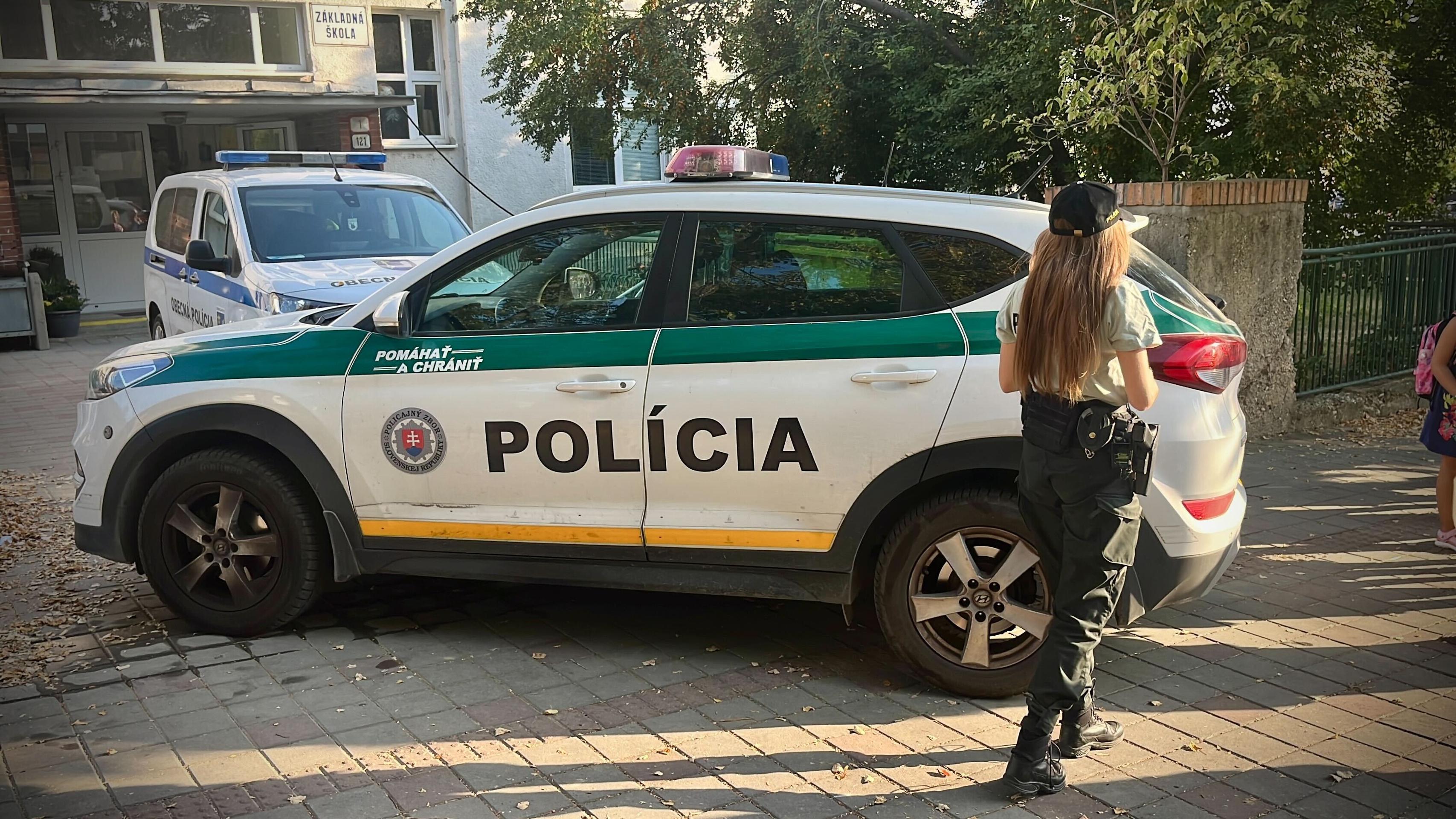 Deti po bombovom poplachu odchádzajú domov zo školy.