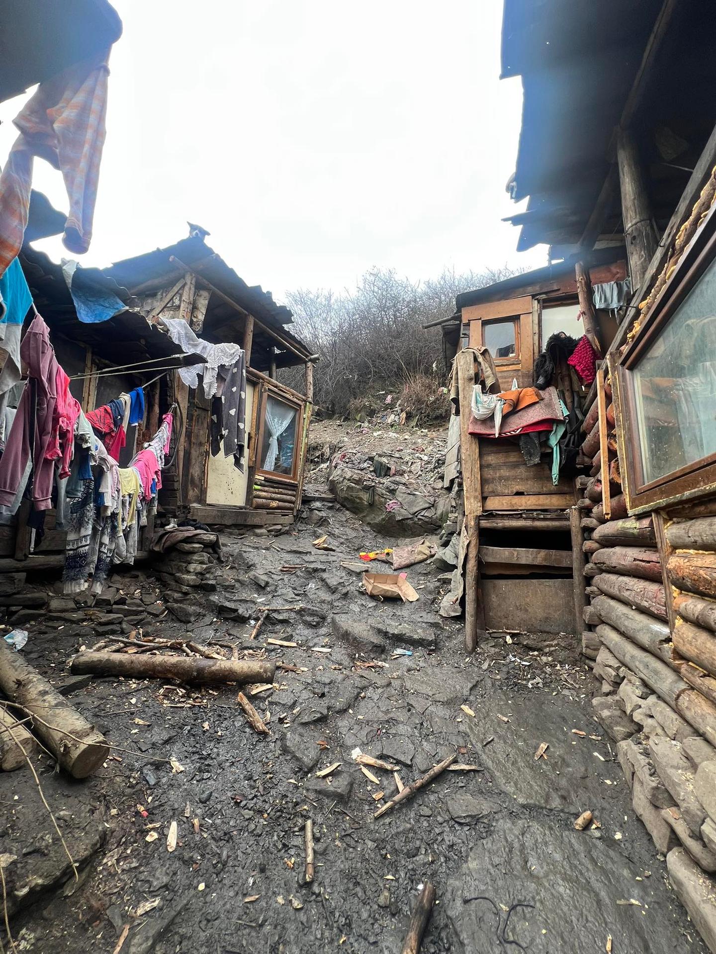 Nestabilný svah nad rómskou osadou v Kolačkove