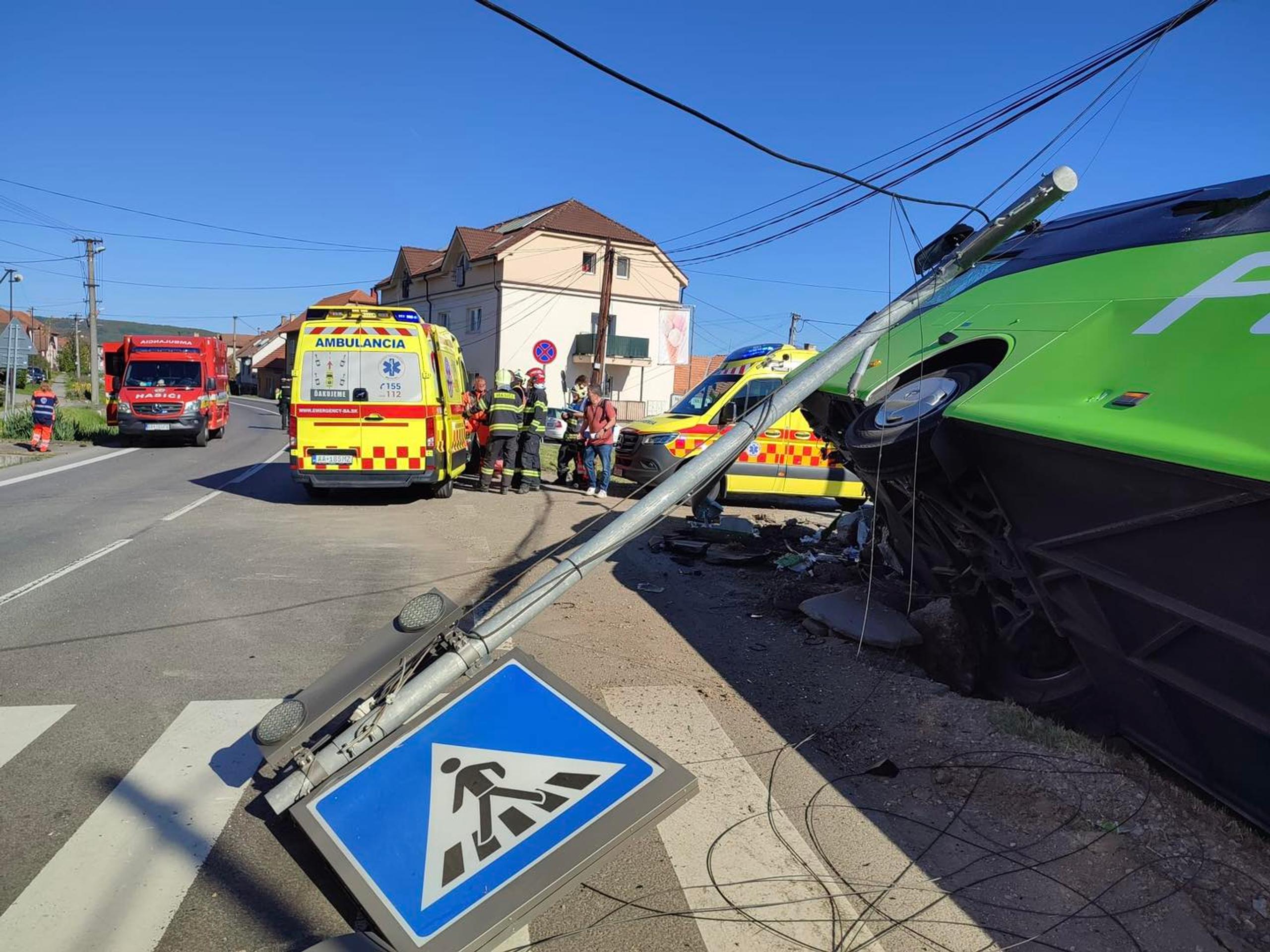 V obci Dobrá Niva havaroval autobus