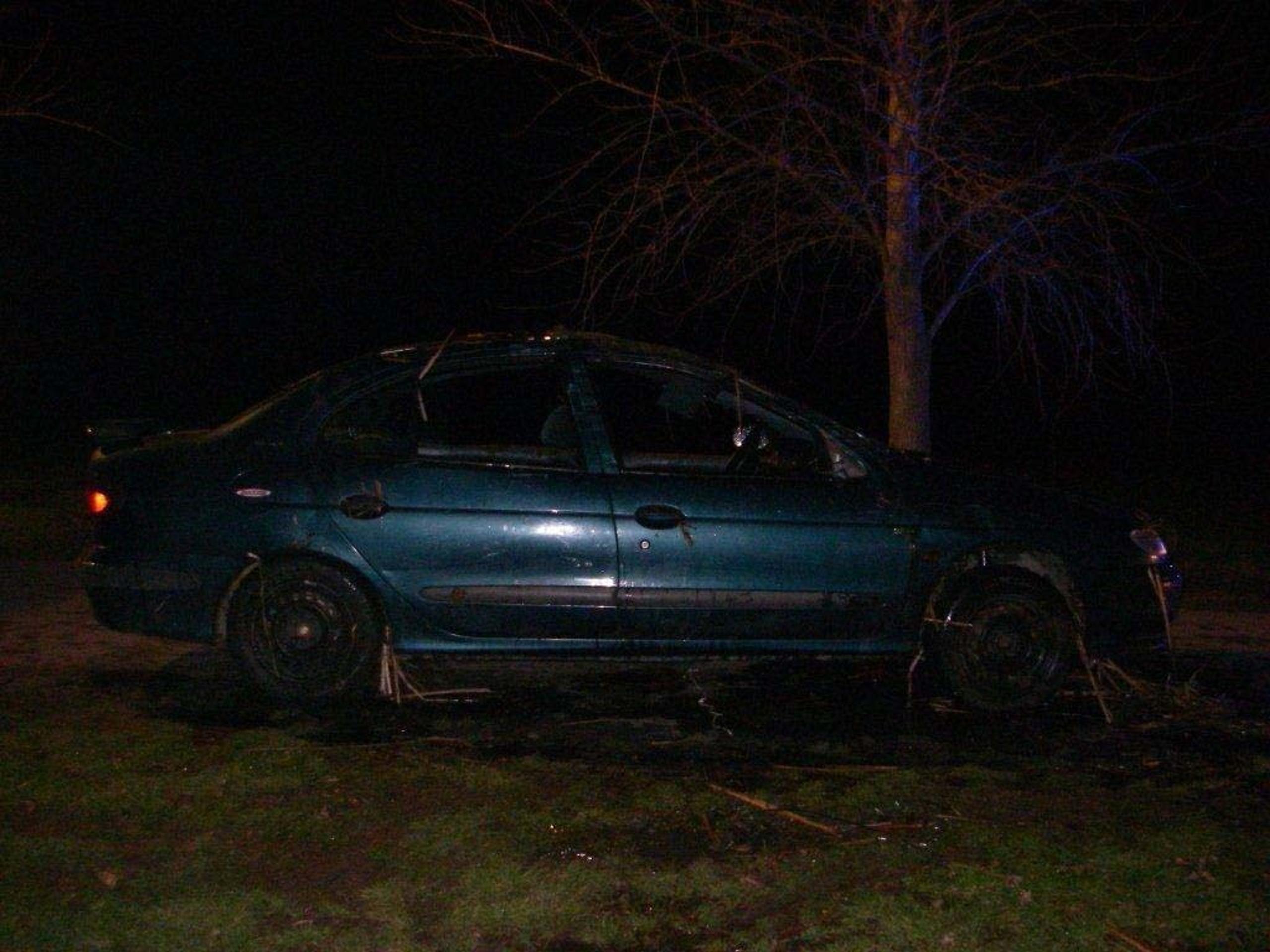 Auto v rybníku.
