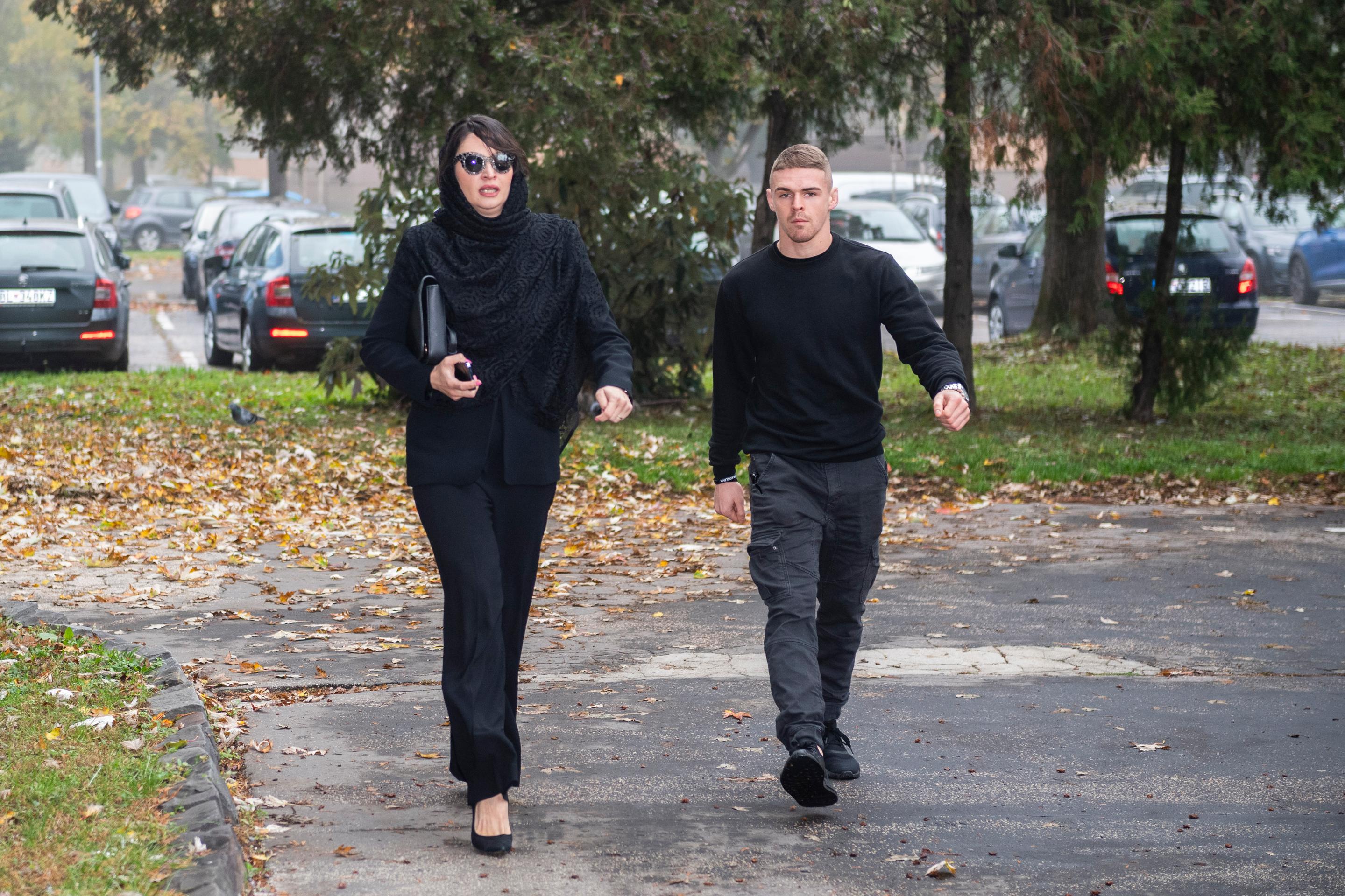 Podnikateľka prichádza na pojednávanie