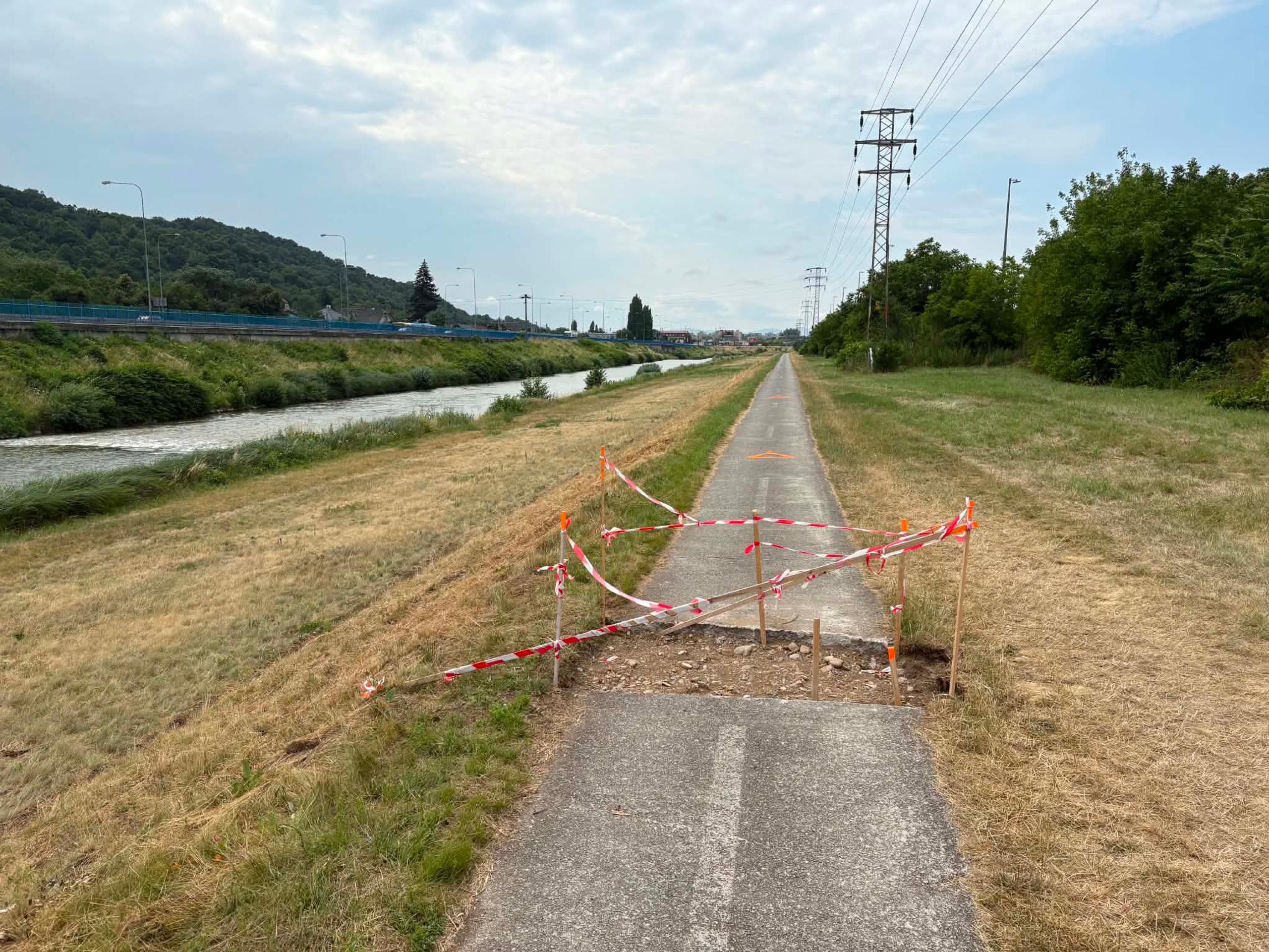 Cesta, ktorú zničili horúčavy.