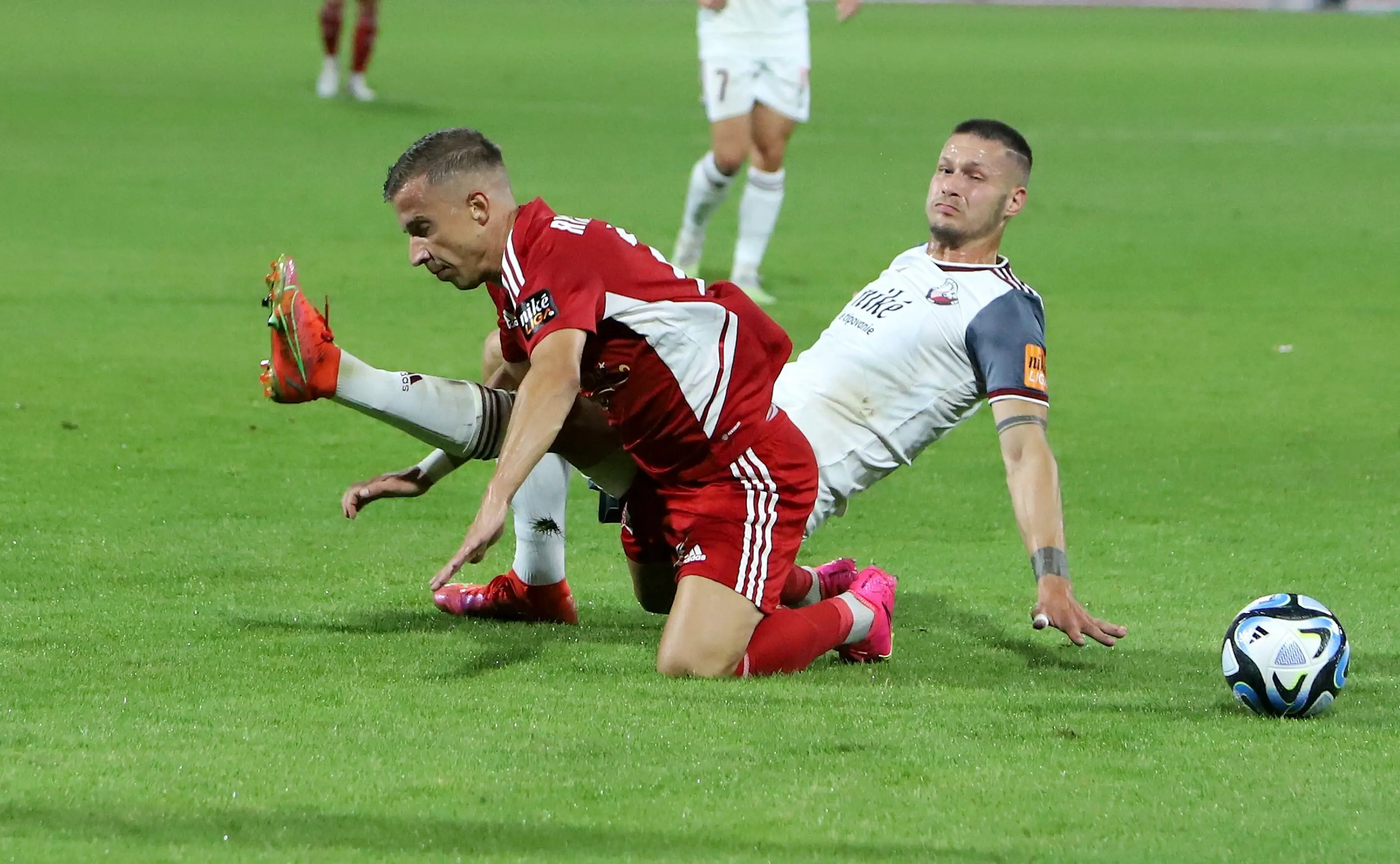 Na snímke zľava Martin Rymanenko (Banská Bystrica) a  René Paraj (Podbrezová) .