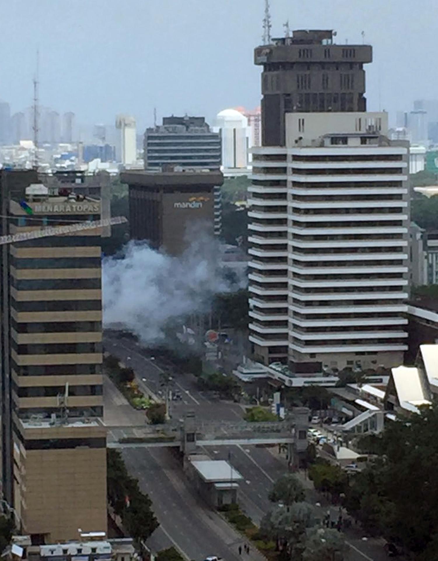 Centrom Jakarty otriasli výbuchy. 