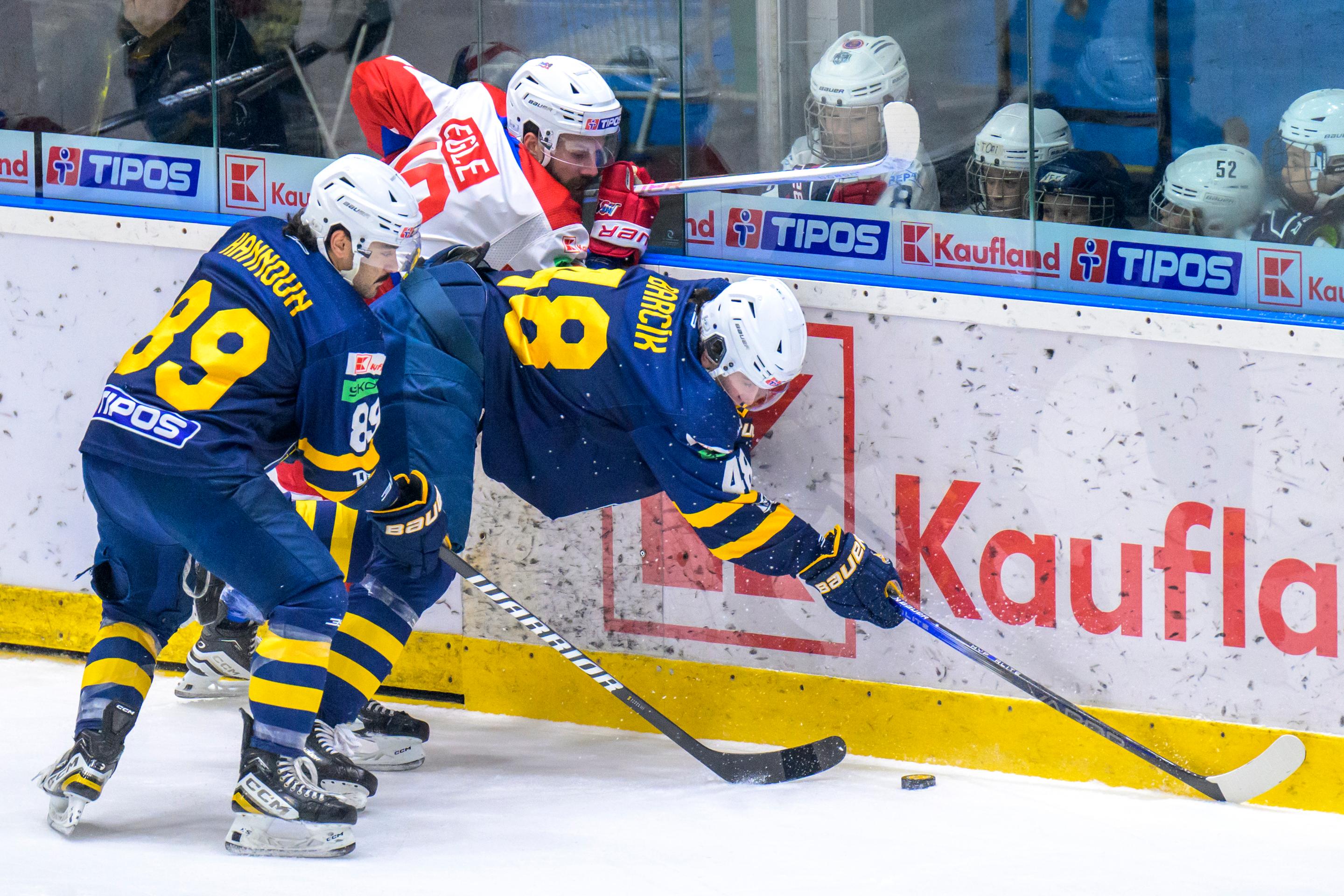 Na snímke zľava Dante Dannoun (Spišská Nová Ves), Haralds Egle (Liptovský Mikuláš) a Samuel Barcík (Spišská Nová Ves)