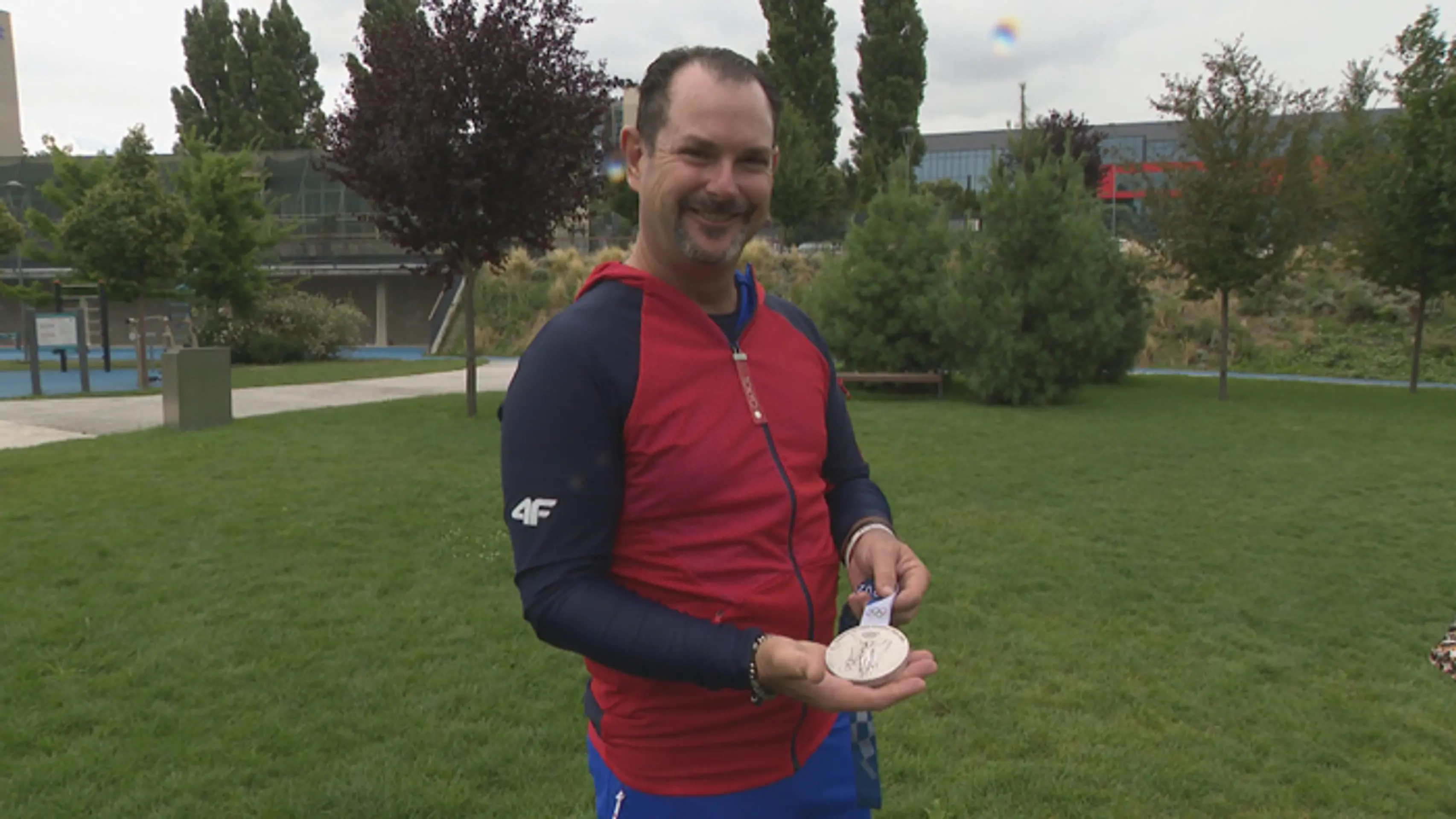 Rory Sabbatini so striebornou medailouz OH v Tokiu.