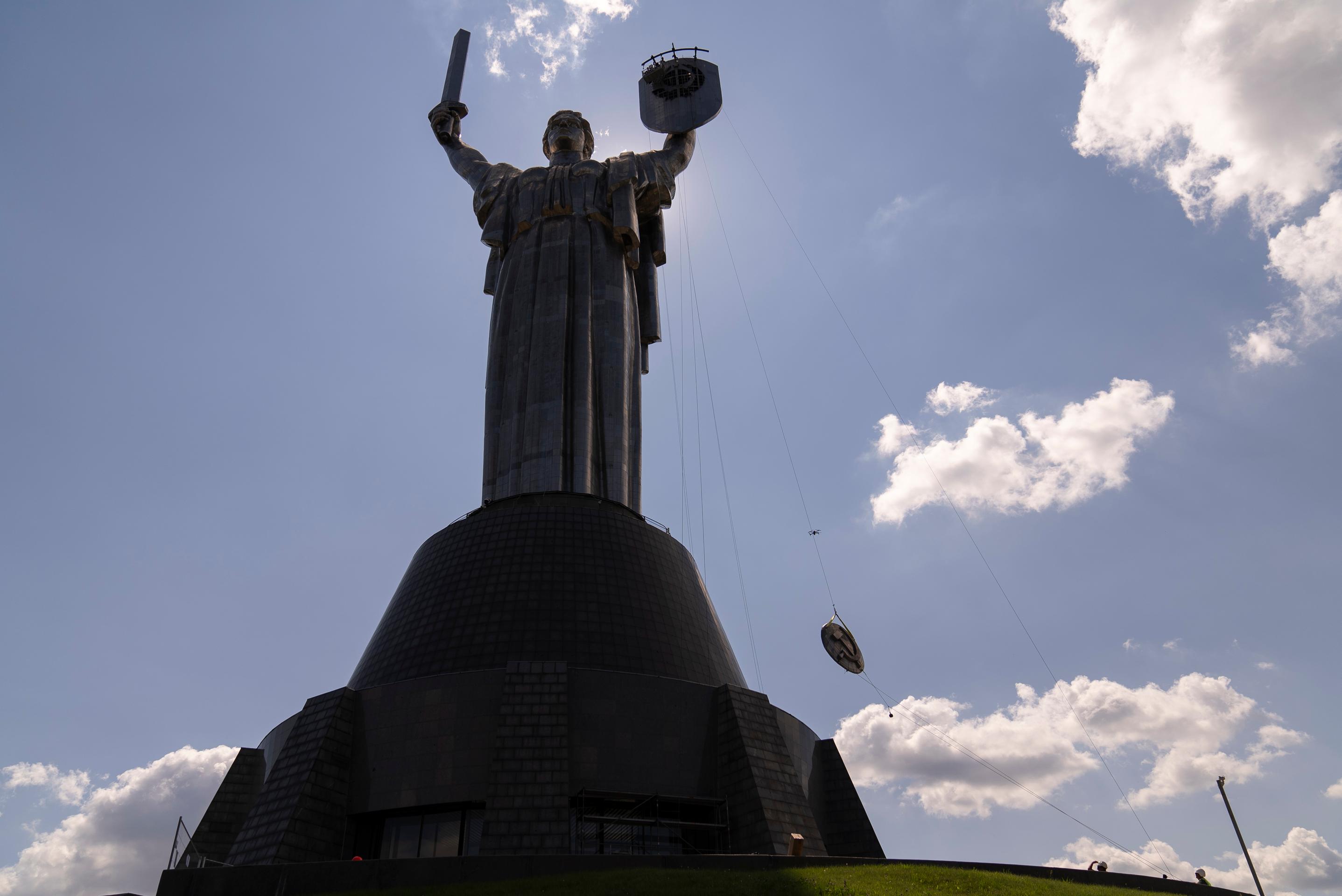 Robotníci odstránili štátny znak bývalého Sovietskeho zväzu z obrovskej sochy Matka Vlasť v Kyjeve.