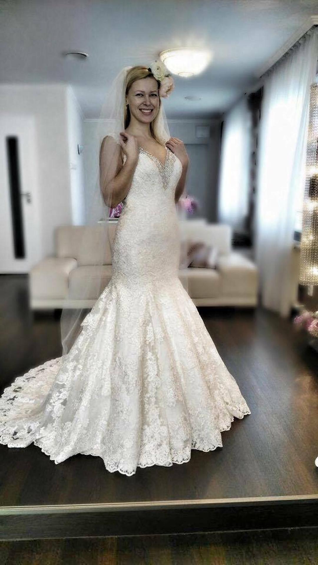 Naše redaktorky si vyskúšali trendové svadobné šaty na rok 2016