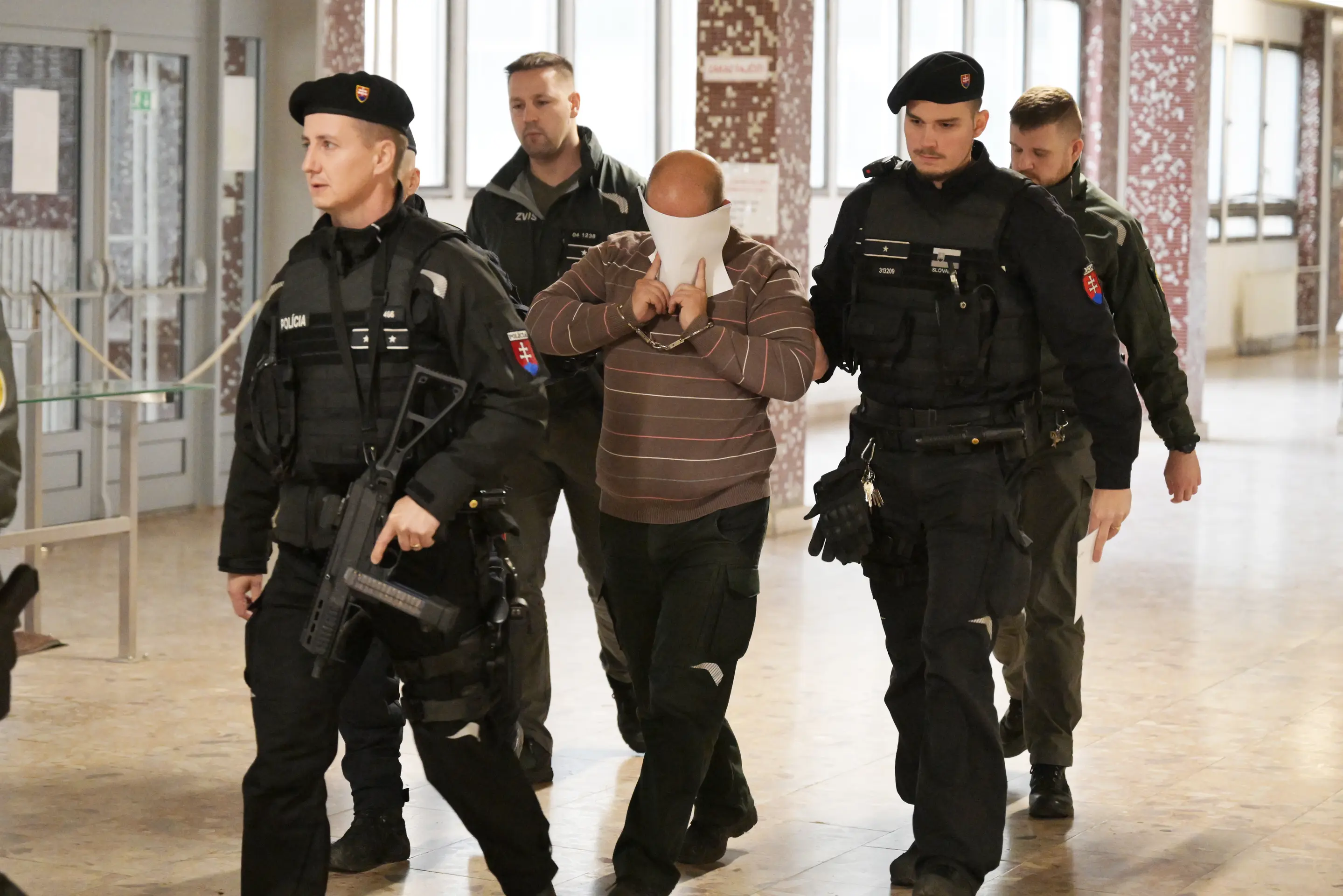 Policajta vinia zo zabitia muža v Košiciach.