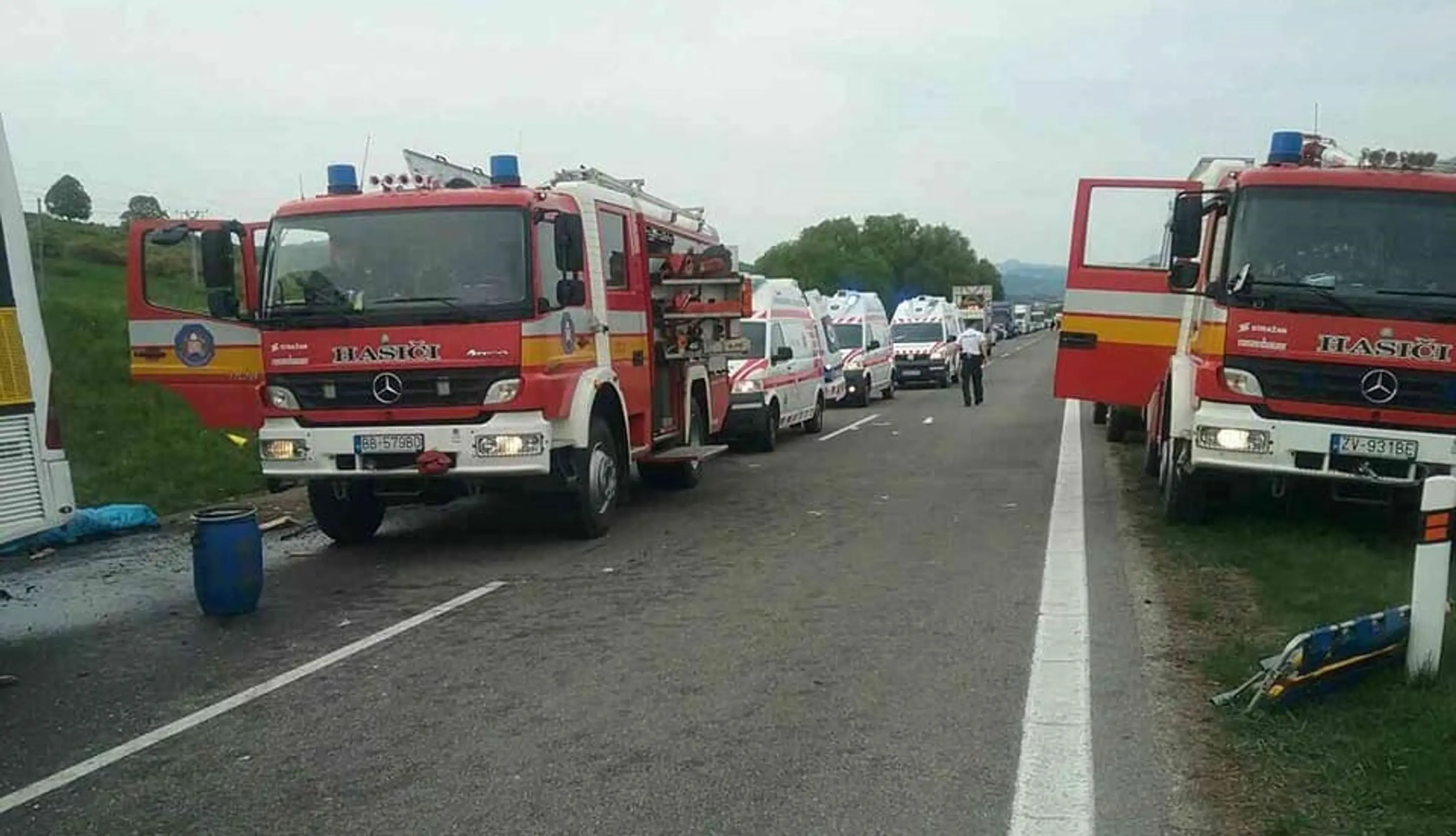 Autobus narazil do kamióna na R1 za Banskou Bystricou