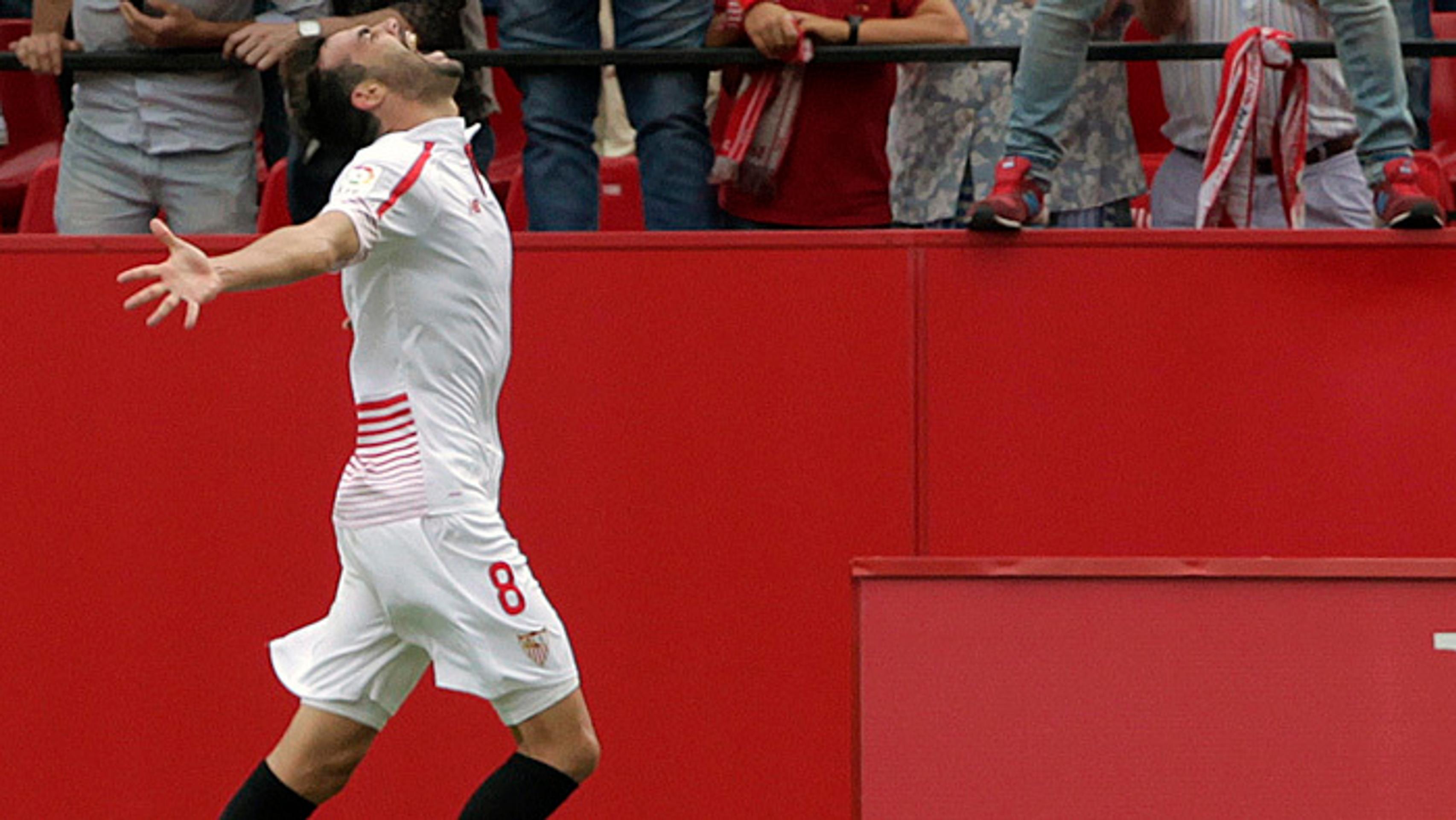 Hráč FC Sevilla Vicente Iborra sa teší po strelení víťazného gólu FC Barcelona.