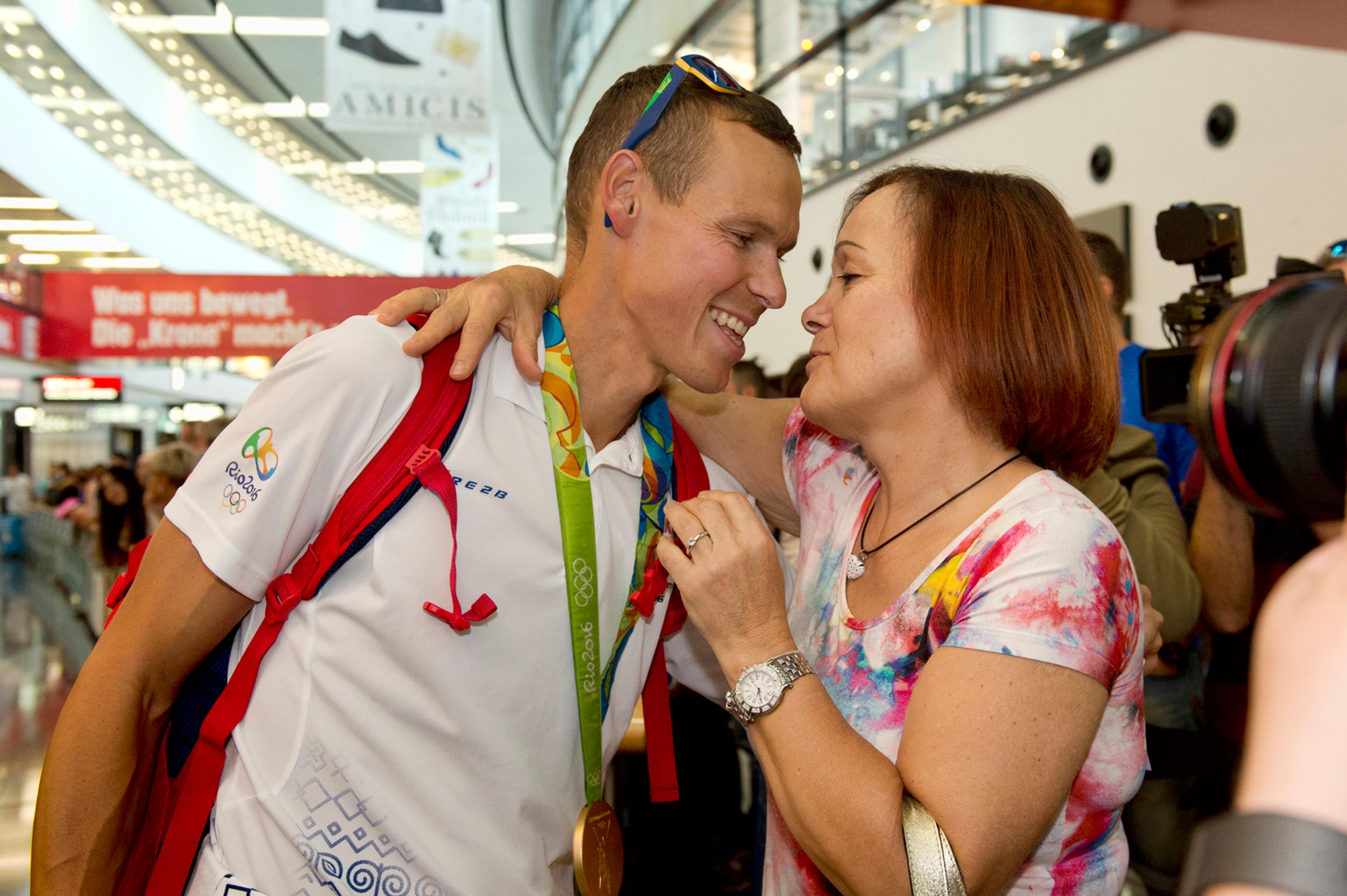 Matej Tóth sa víta s mamou po prílete na letisko v rakúskom Schwechate.