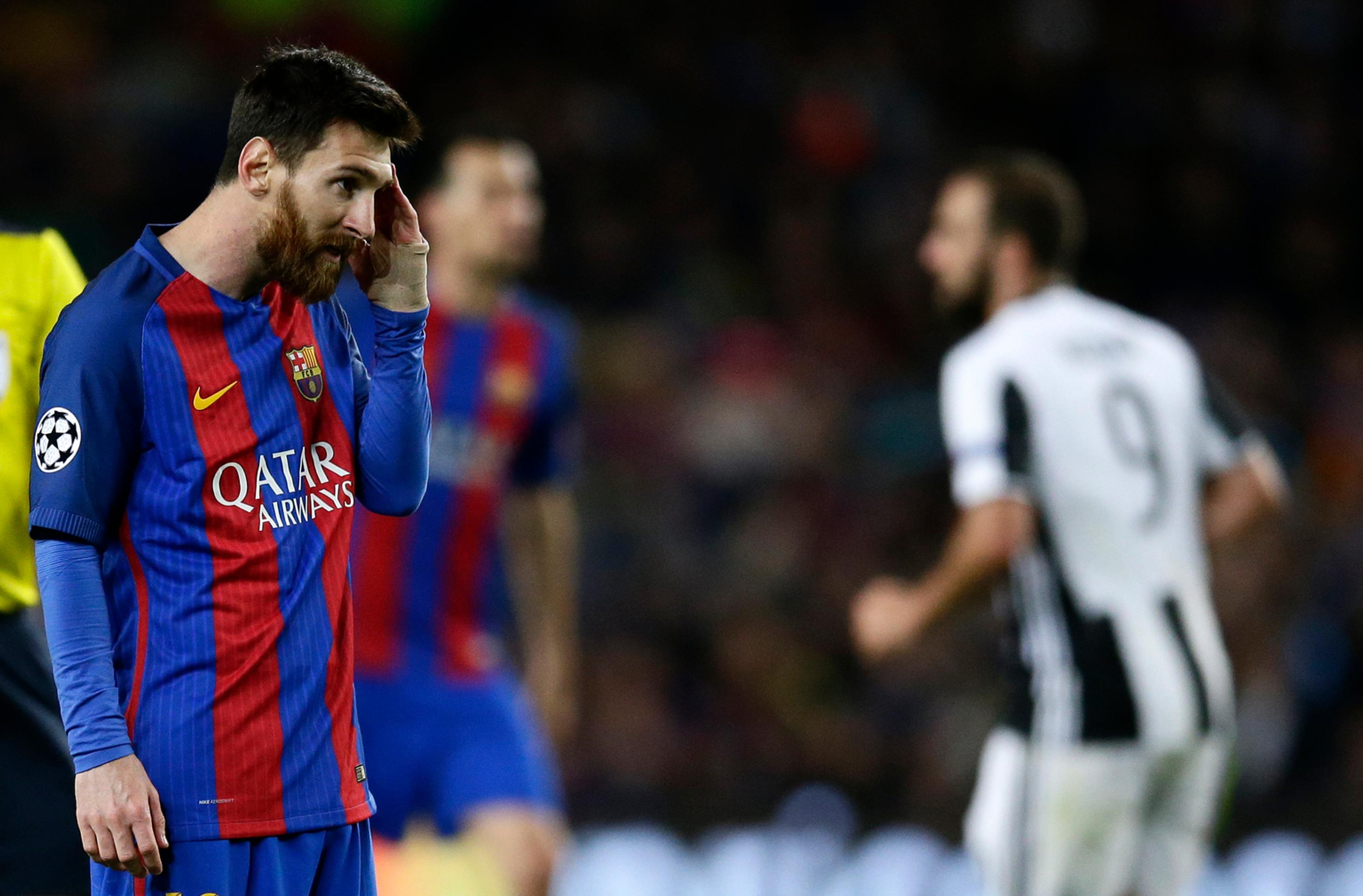 Sklamaný Lionel Messi z Barcelony v odvete štvrťfinále LM proti Juventusu.