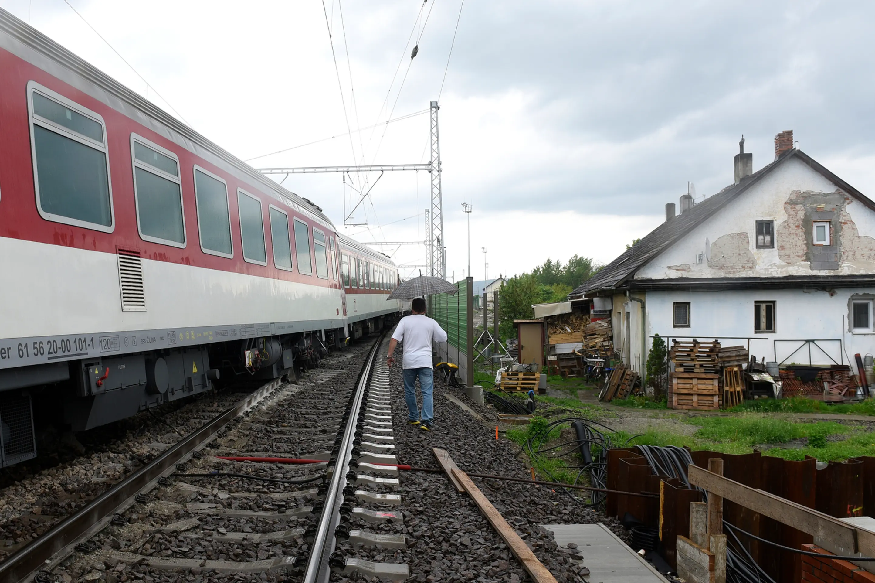 Pri Trenčíne sa vykoľajil vlak