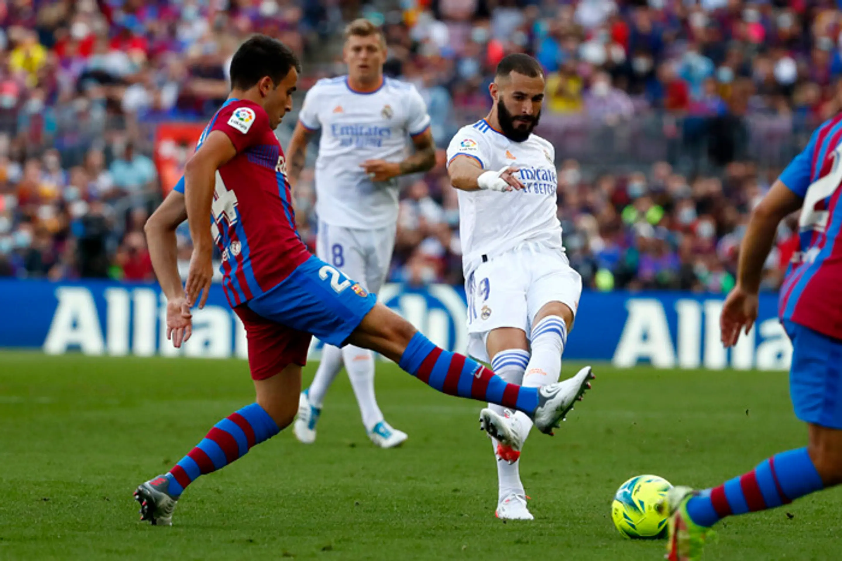 Eric Garcia (Barcelona) a Karim Benzema (Real Madrid).