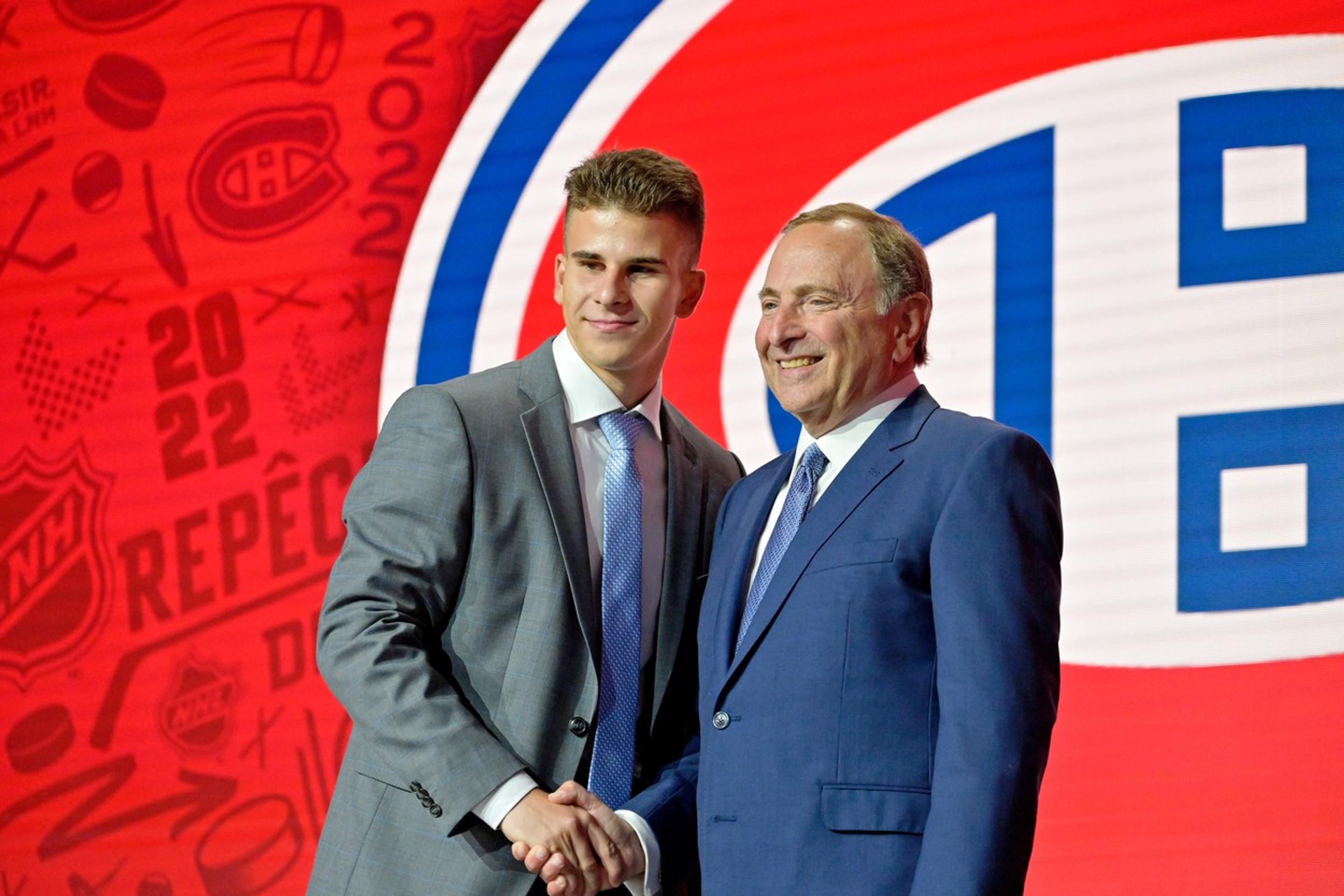 Filip Mešár (vľavo) na NHL drafte 2022 so šéfom profiligy Garym Bettmanom.