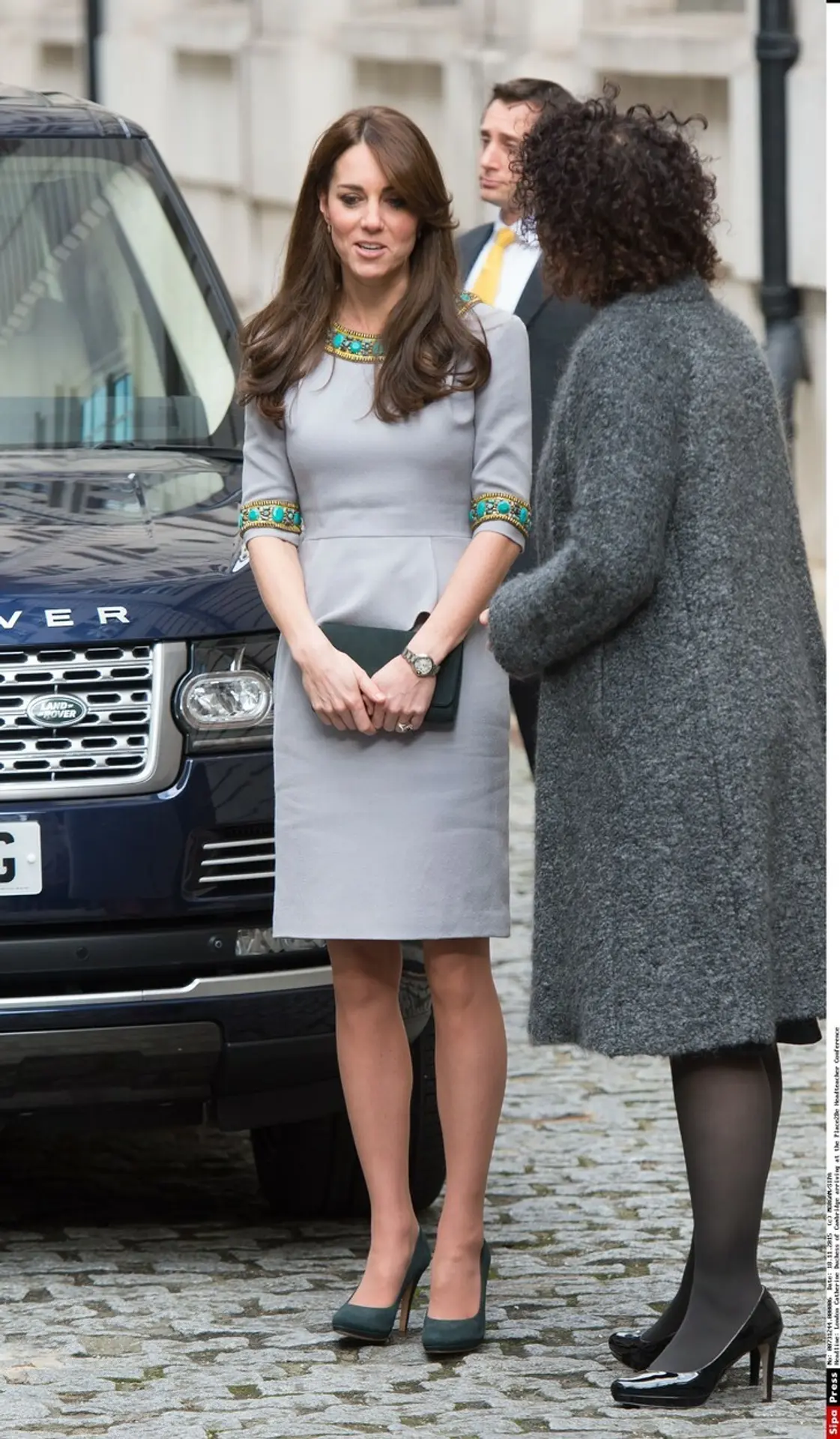 Kate Middleton v sivých šatách.