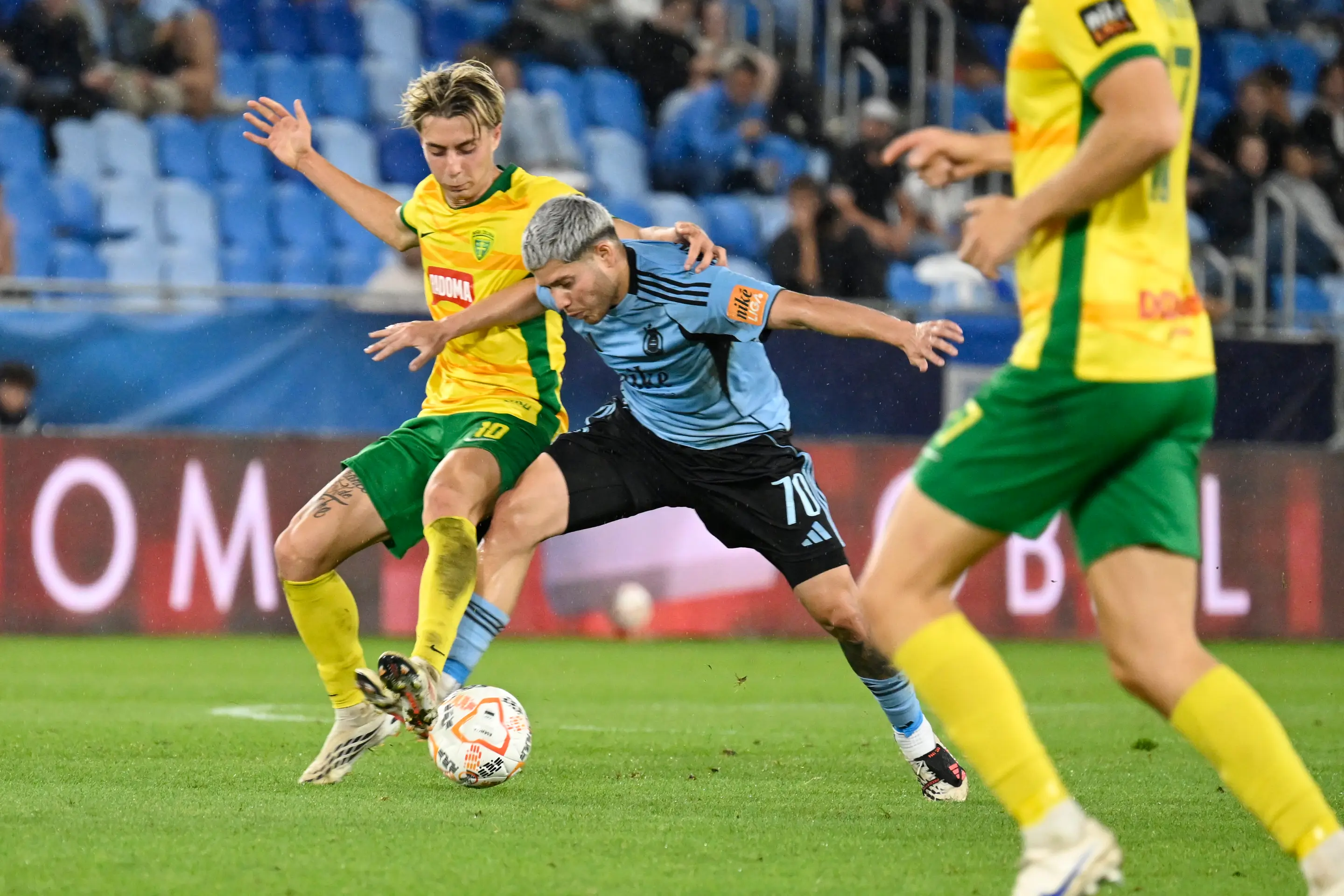 Vpravo Cristian Martínez (Slovan) a vľavo Andrej Florea (Žilina) v stretnutí 8. kola futbalovej Niké ligy.