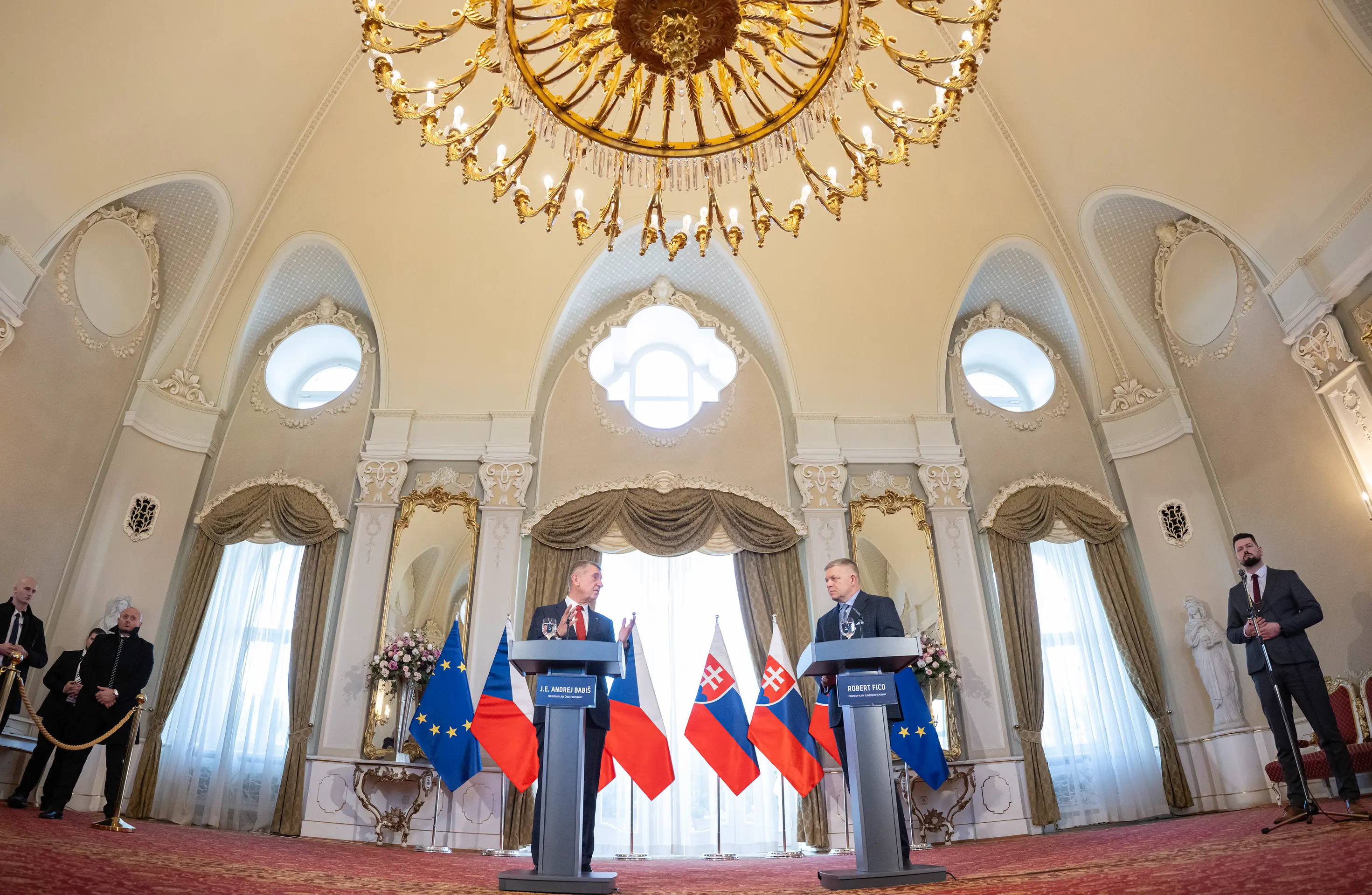 Na snímke slovenský premiér Robert Fico (vpravo) a český premiér Andrej Babiš (vľavo) počas spoločnej tlačovej konferencie v Bratislave.