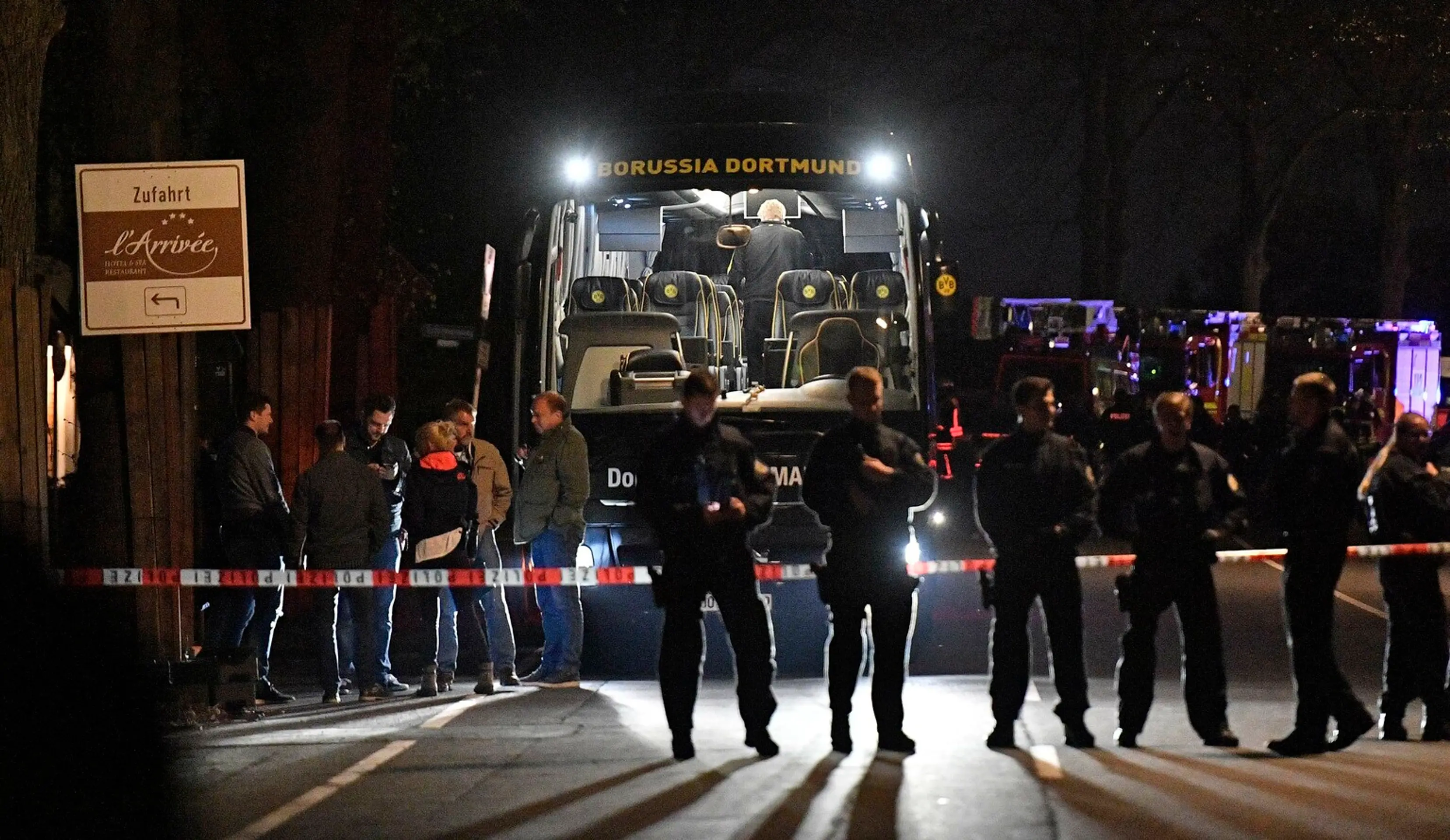 Policajti stoja pred autobusom Borussie Dortmund, pri ktorom vybuchli nálože pred štvrťfinále LM proti Monacu.
