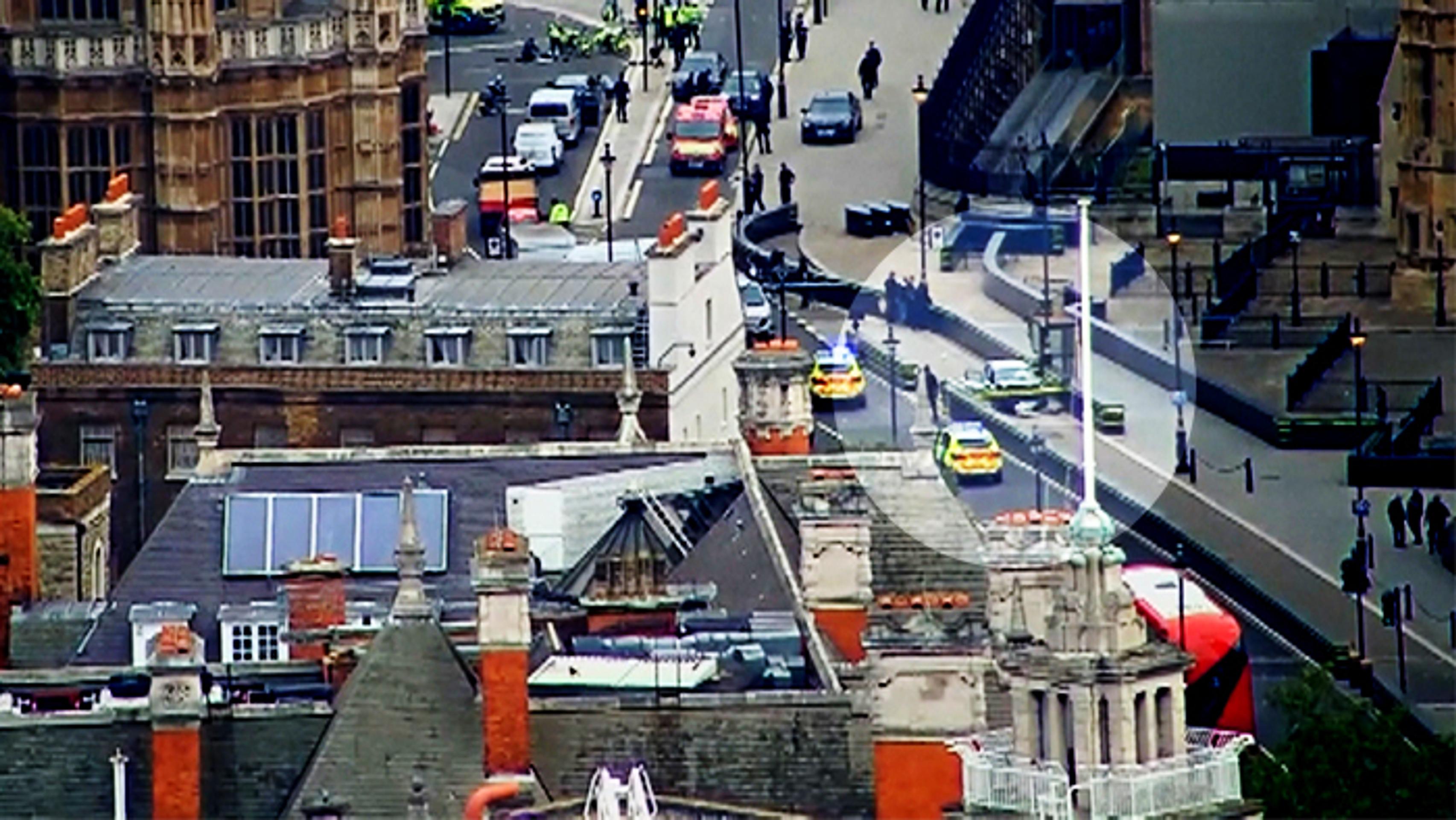 Do zábran pred britským parlamento narazilo vozidlo..jpg