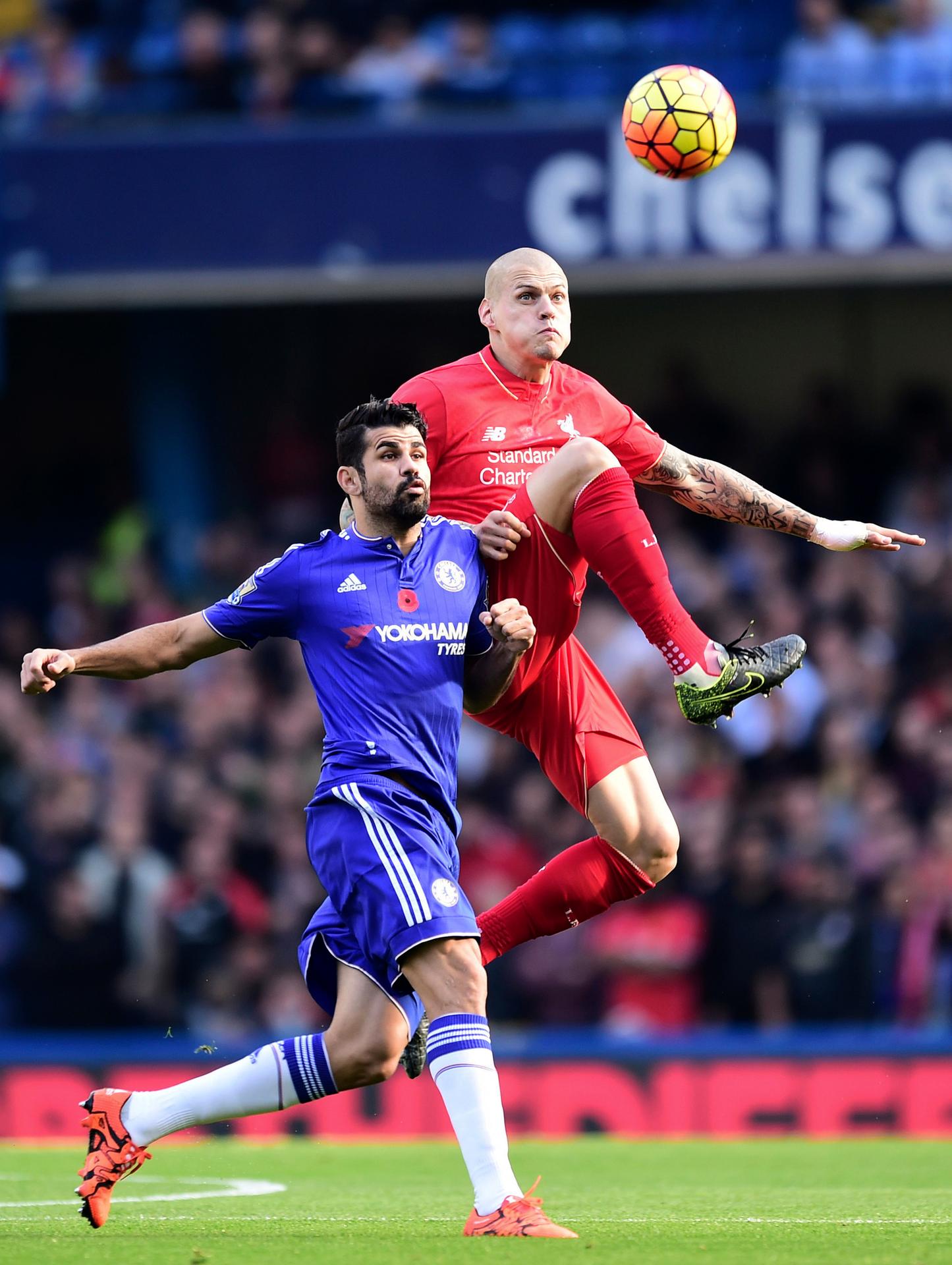 Martin Škrtel v súboji s Diegom Costom.