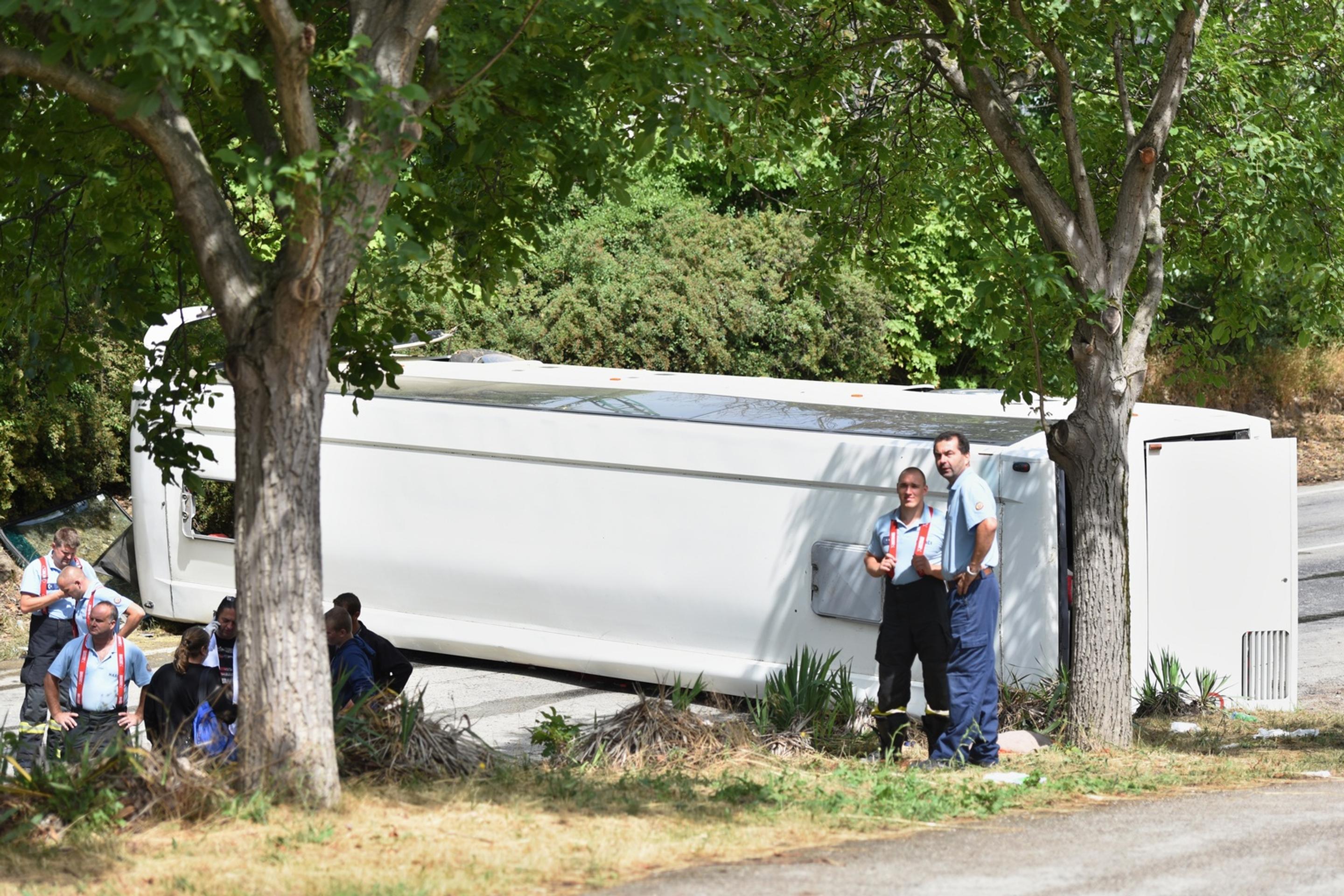 Pri Bučanoch sa prevrátil autobus so seniormi