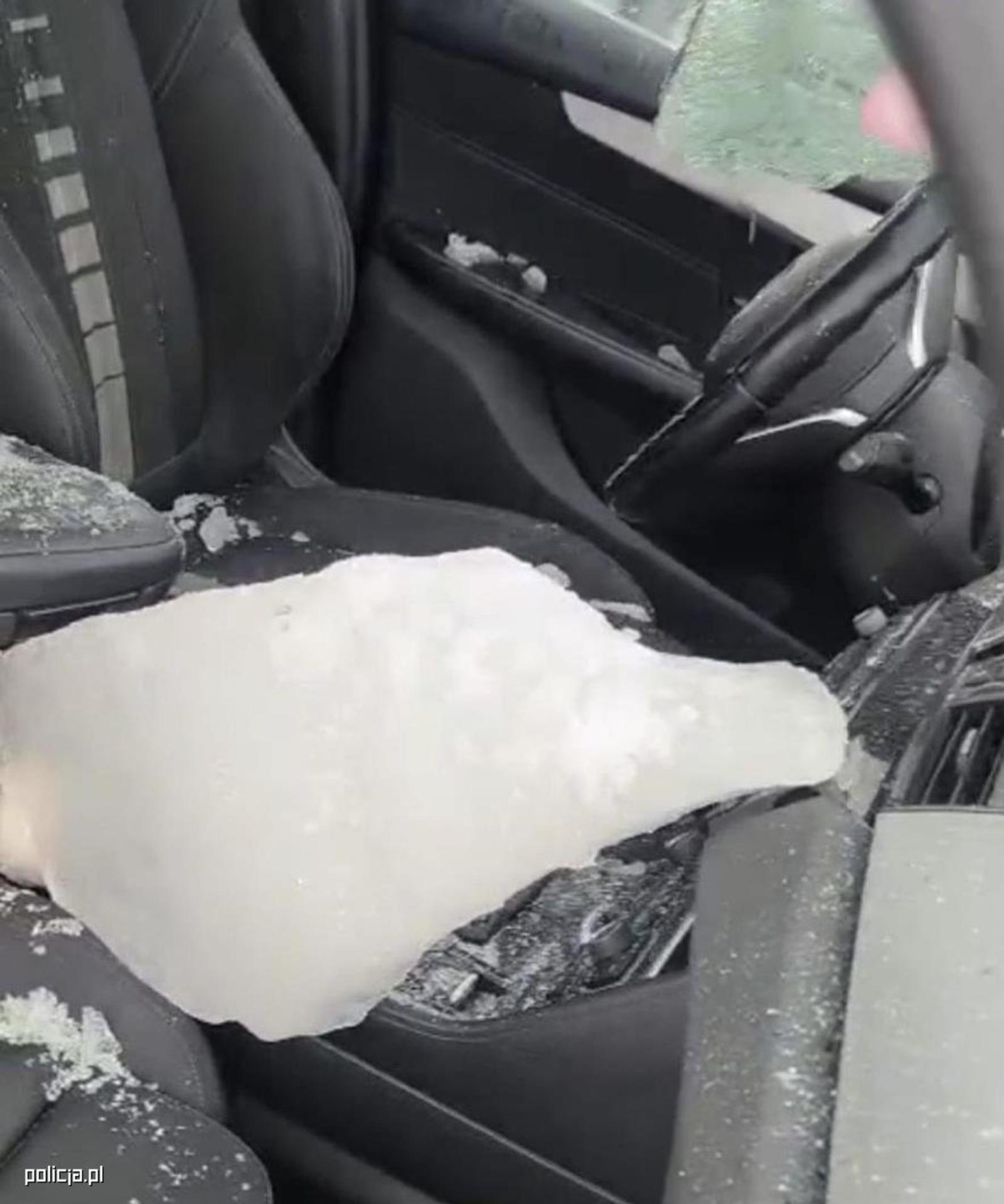 Kus ľadu prerazil čelné sklo.