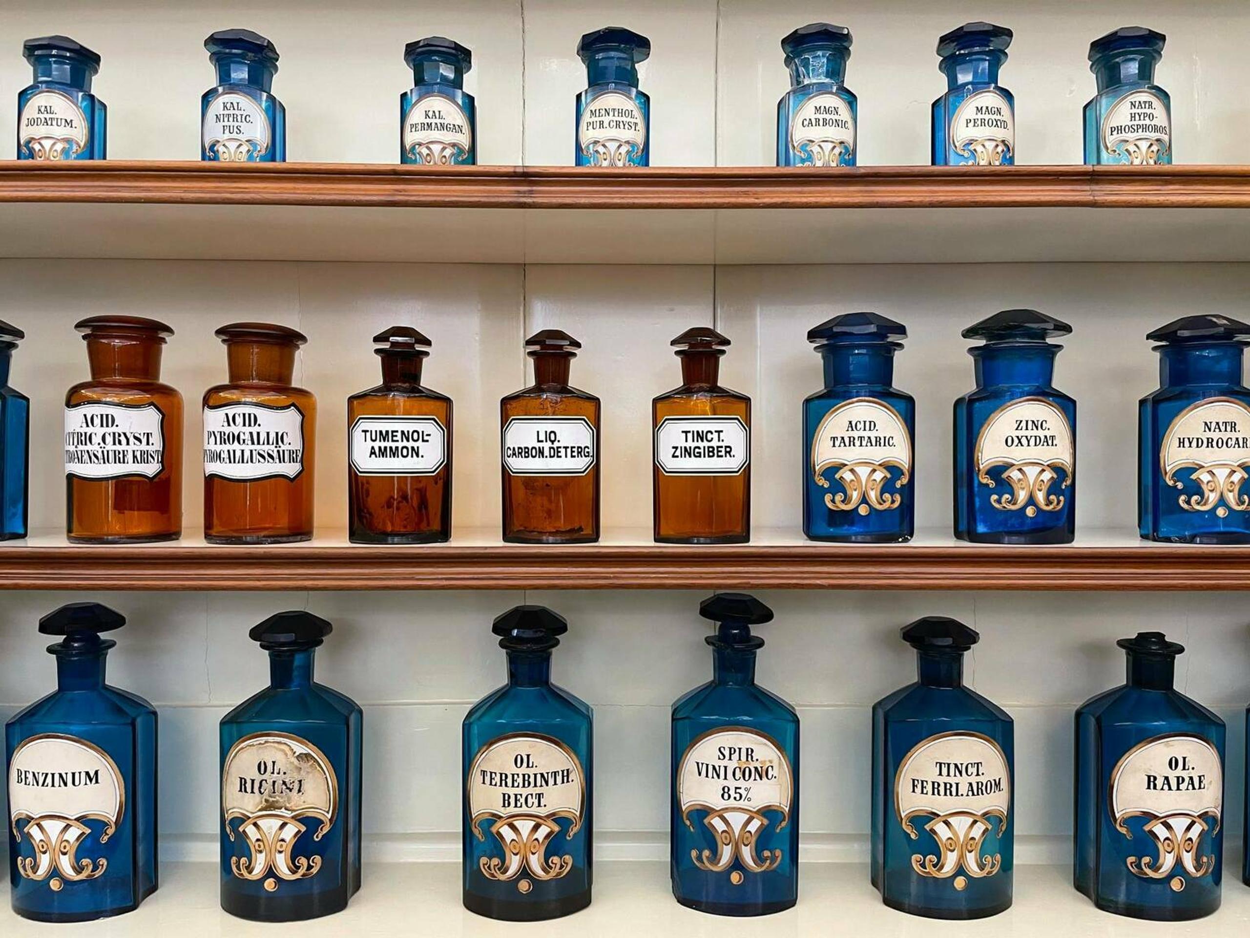 Fľaštičky na lieky z Lekárne u Salvatora.