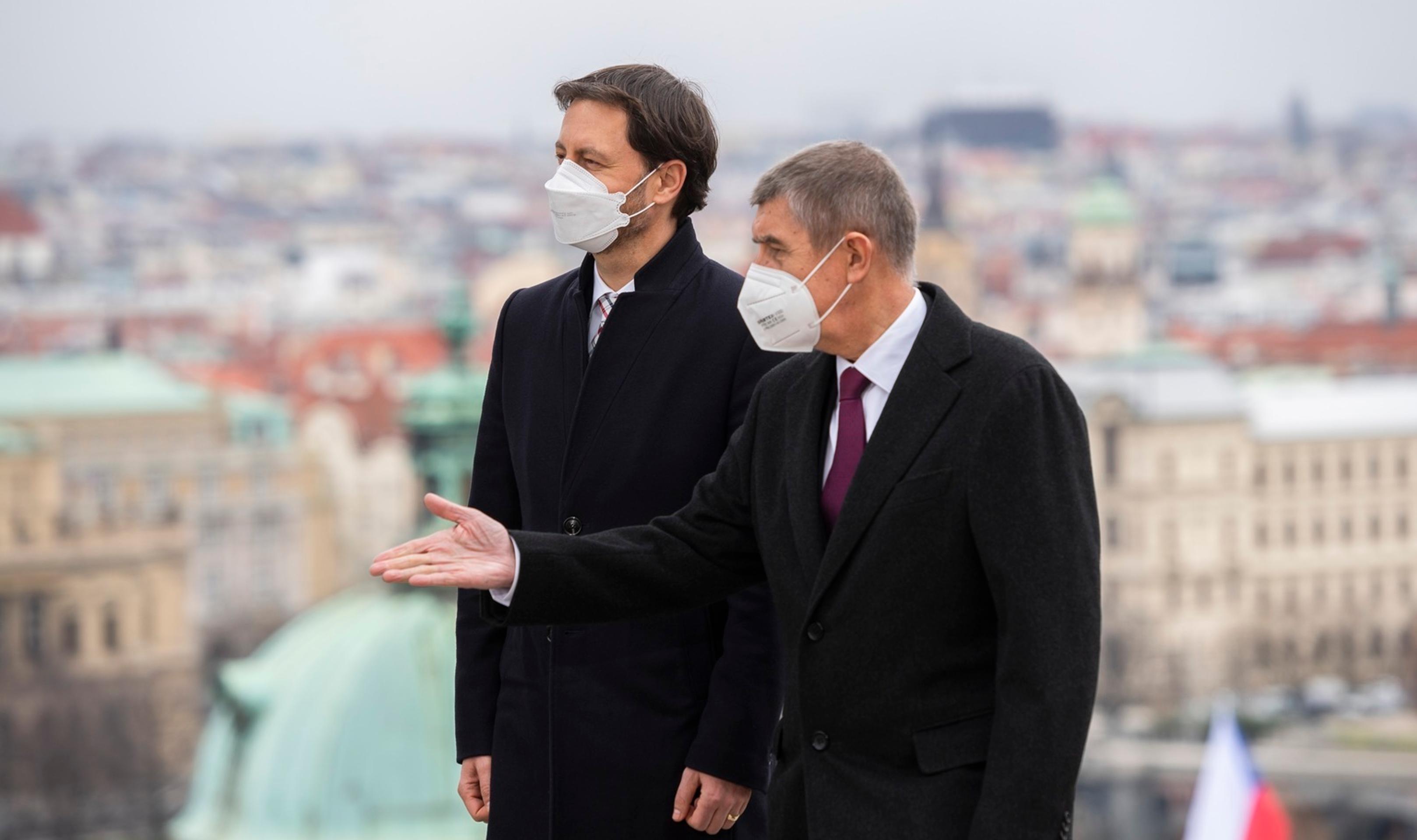 Na snímke slovenský premiér Eduard Heger (vľavo) a český premiér Andrej Babiš počas stretnutia v Prahe.