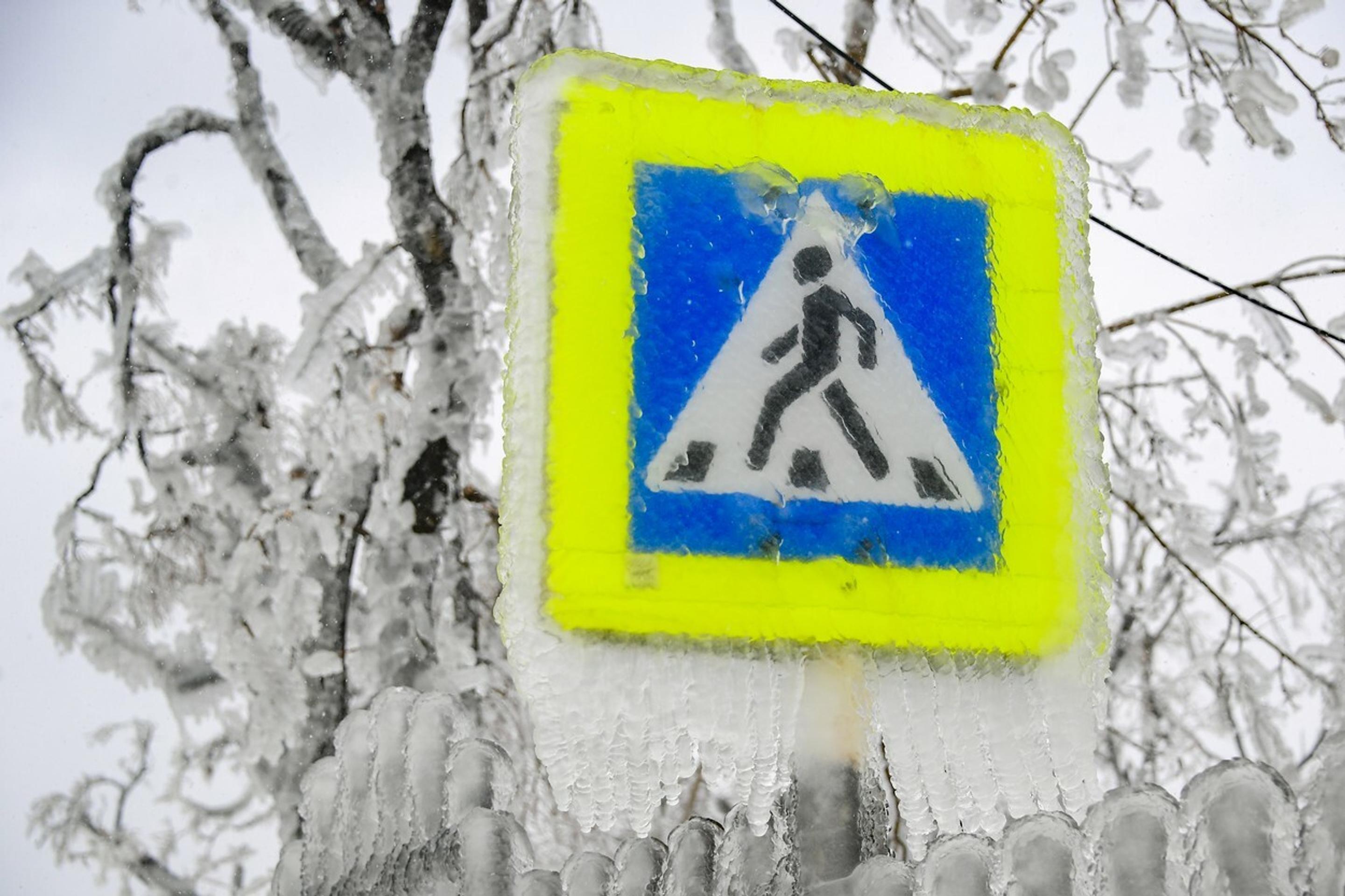 Zamrznuté rúško vo Vladivostoku po snehovej búrke a mrznúcom daždi.